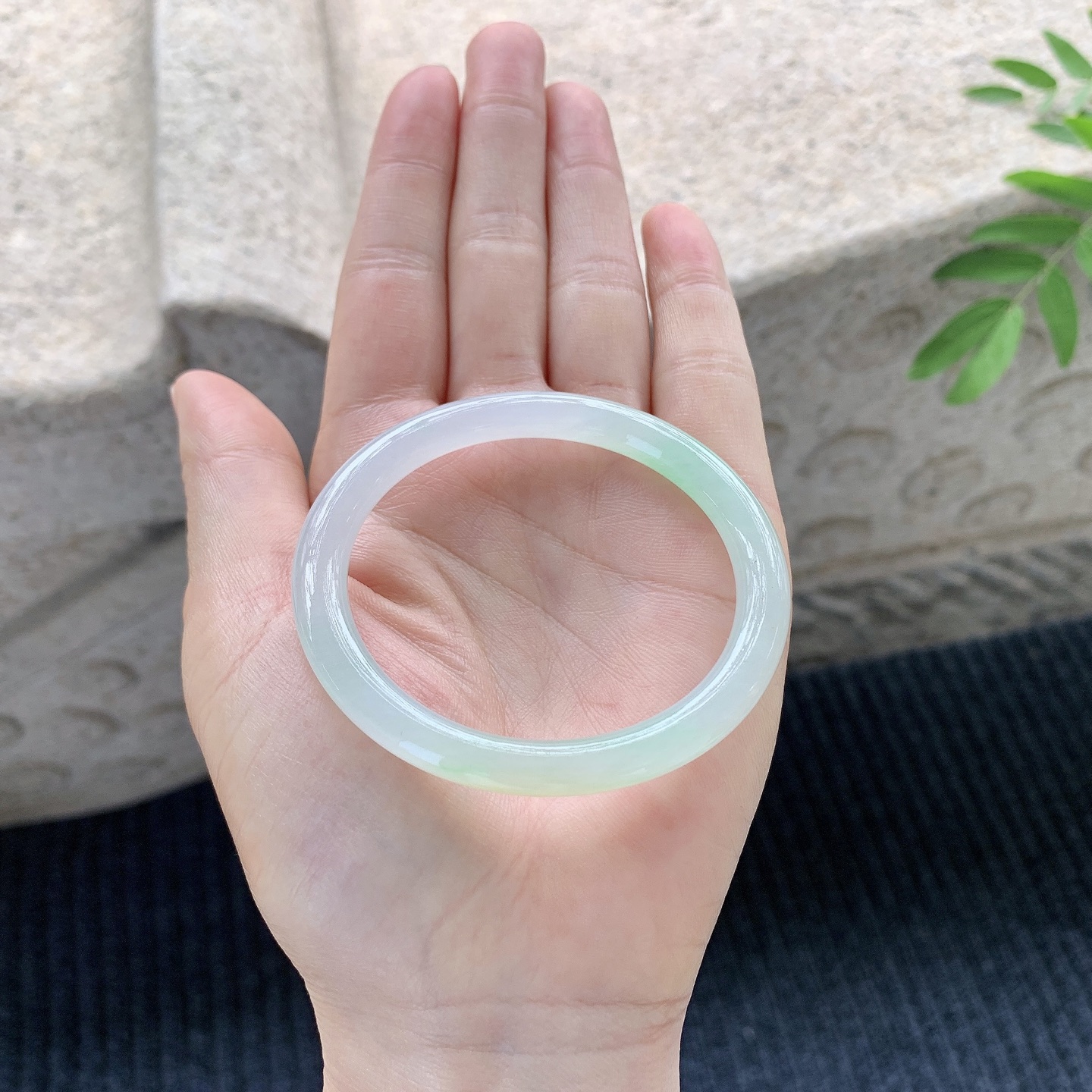 贵妃51 52【圈口】52.8/46.6/6.3/7.3【编码】N2120527【描述】冰糯黄加绿，水润，种老，细腻，打灯有棉线