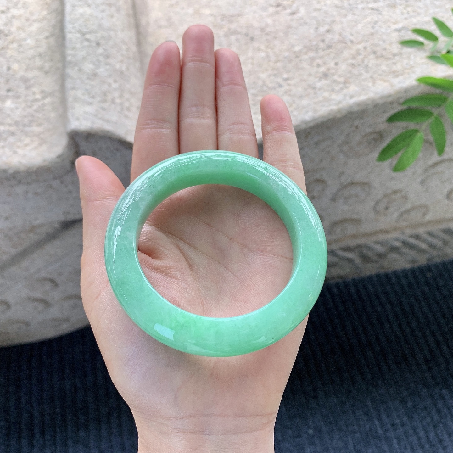 正圈53 54【圈口】54.8/11.8/10.6【万【编码】A1120538【描述】满绿，水润，种老，细腻，内侧有纹线