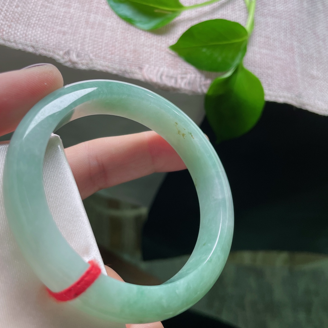 56.8/12.3/8，绿底正圈，似江南煙雨沁入骨，清淺卻入魂。一点皮纹不显，ss47917a