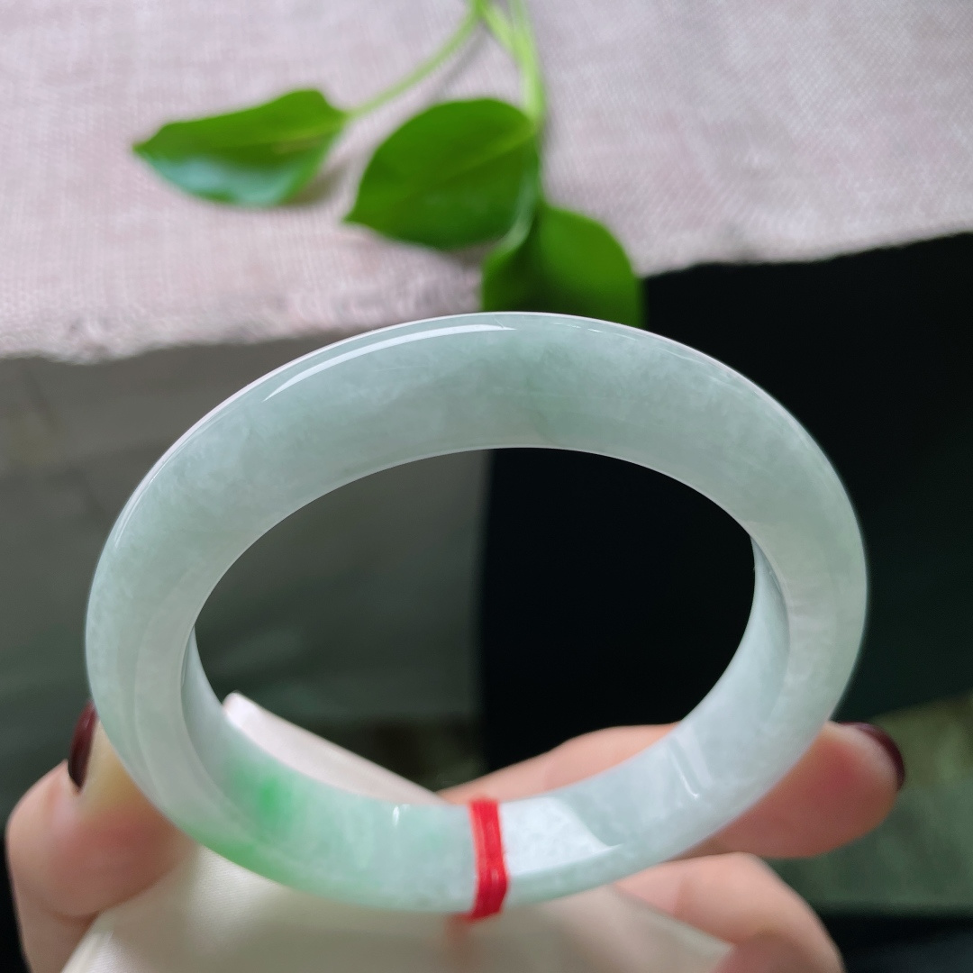 59.2/11.8/9，飘绿正圈，水润细腻，腕间一汪春水，绿意凝作烟云。皮纹，ss49899a