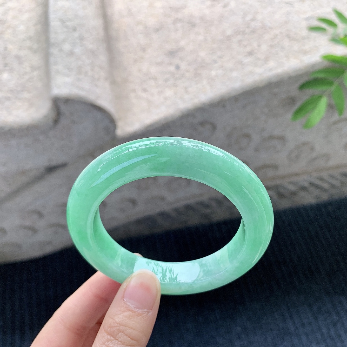 正圈53 54【圈口】54.8/11.8/10.6【万【编码】A1120538【描述】满绿，水润，种老，细腻，内侧有纹线