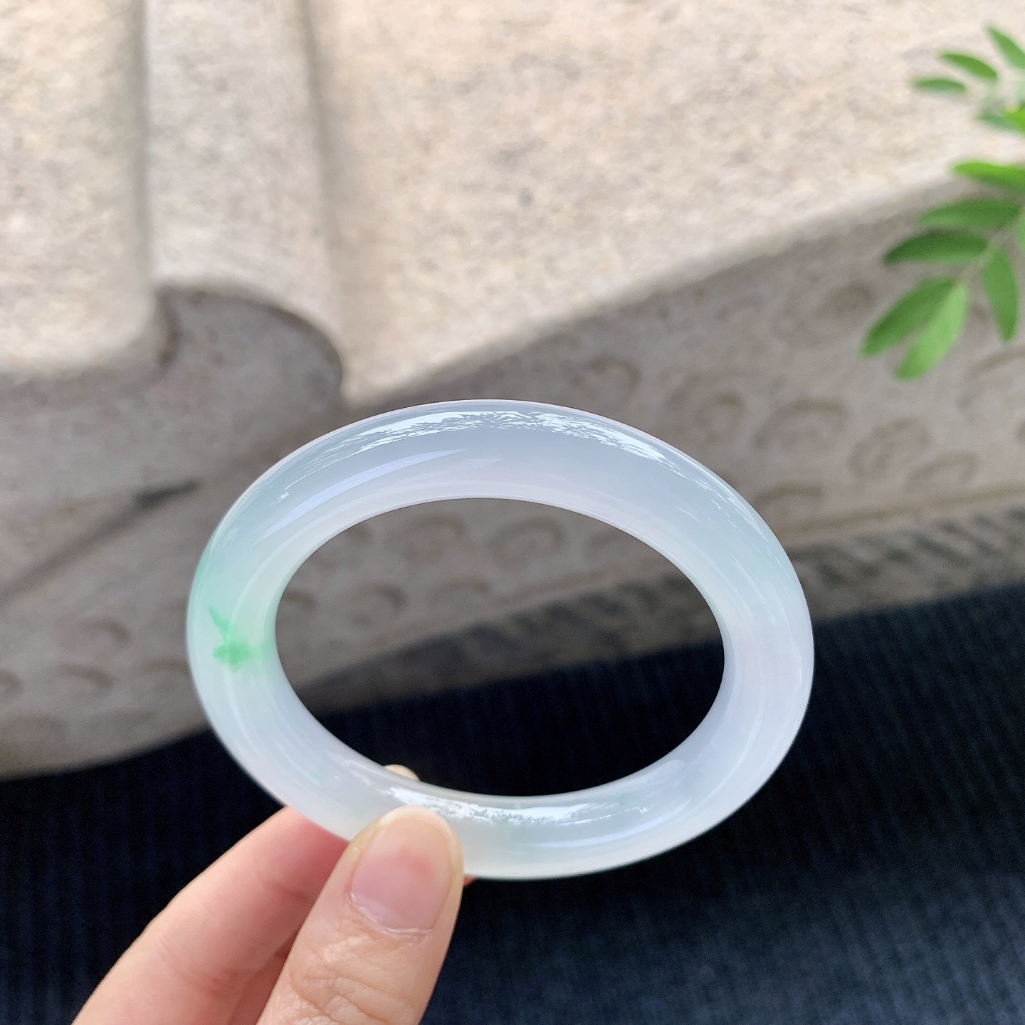 圆条54 55【圈口】55.7/10.5/10.2【】喜询【编码】HT120502【描述】冰种飘绿，清透，水润，种老，细腻，打灯有棉絮