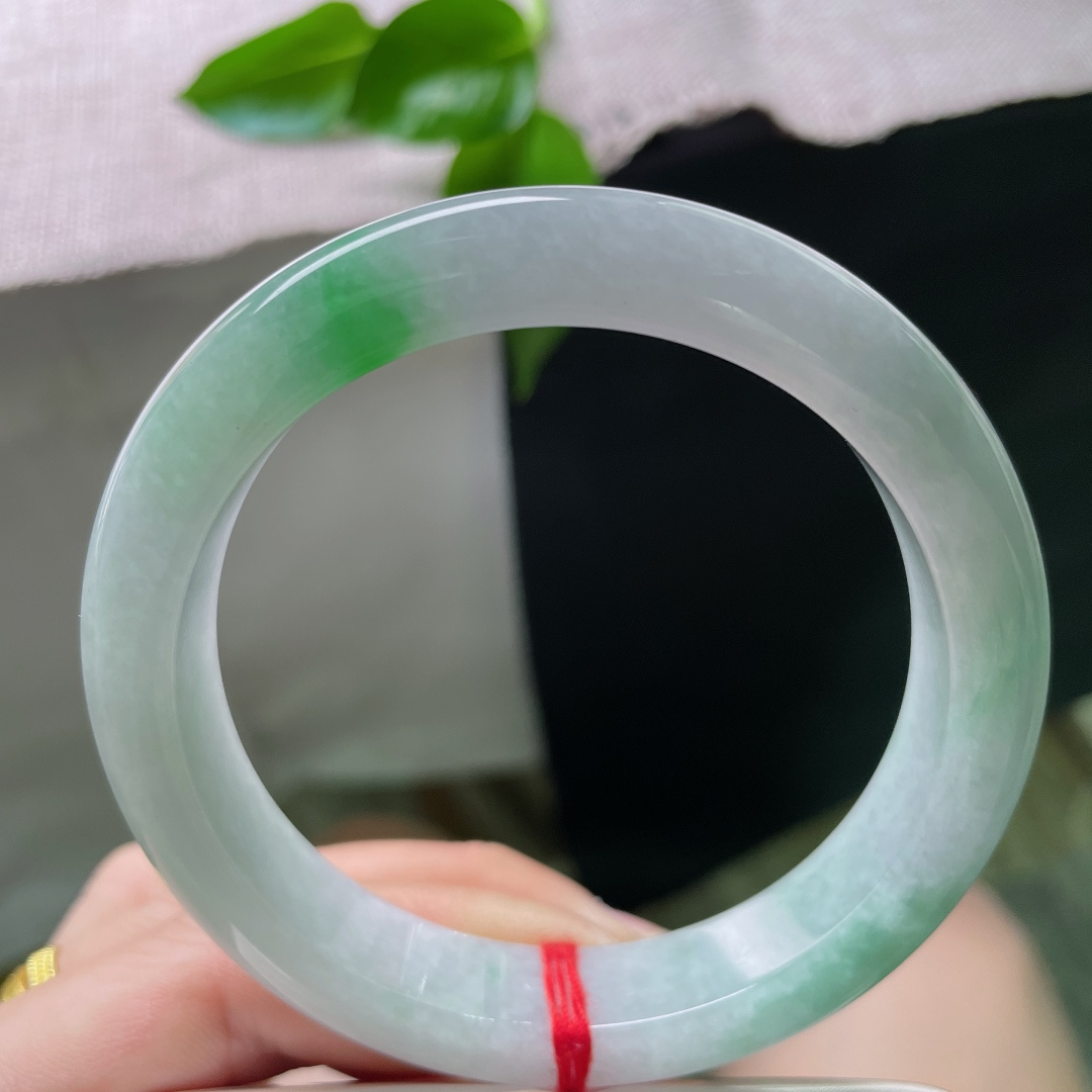 59.2/12.5/9，春彩正圈，翠色欲滴，种老水足水头好，贵气多姿，皮纹，ss49884a