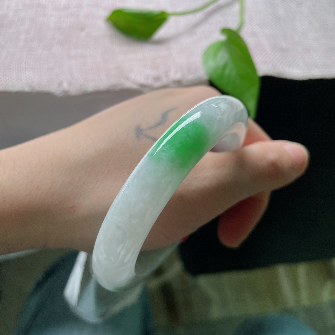 56/11.9/9.8，白底青正圈，似青山映雪，又若春芽破白，清润不艳俗。一点皮纹，ss49809a