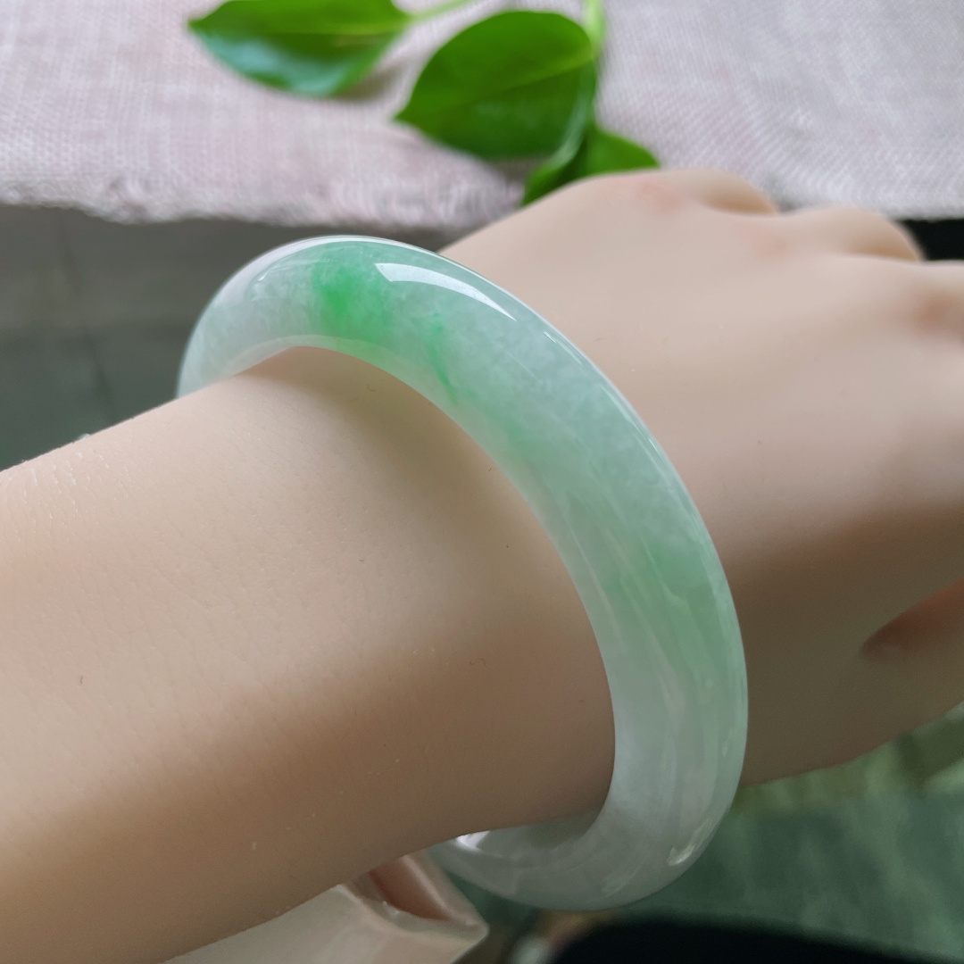 59.2/11.8/9，飘绿正圈，水润细腻，腕间一汪春水，绿意凝作烟云。皮纹，ss49899a