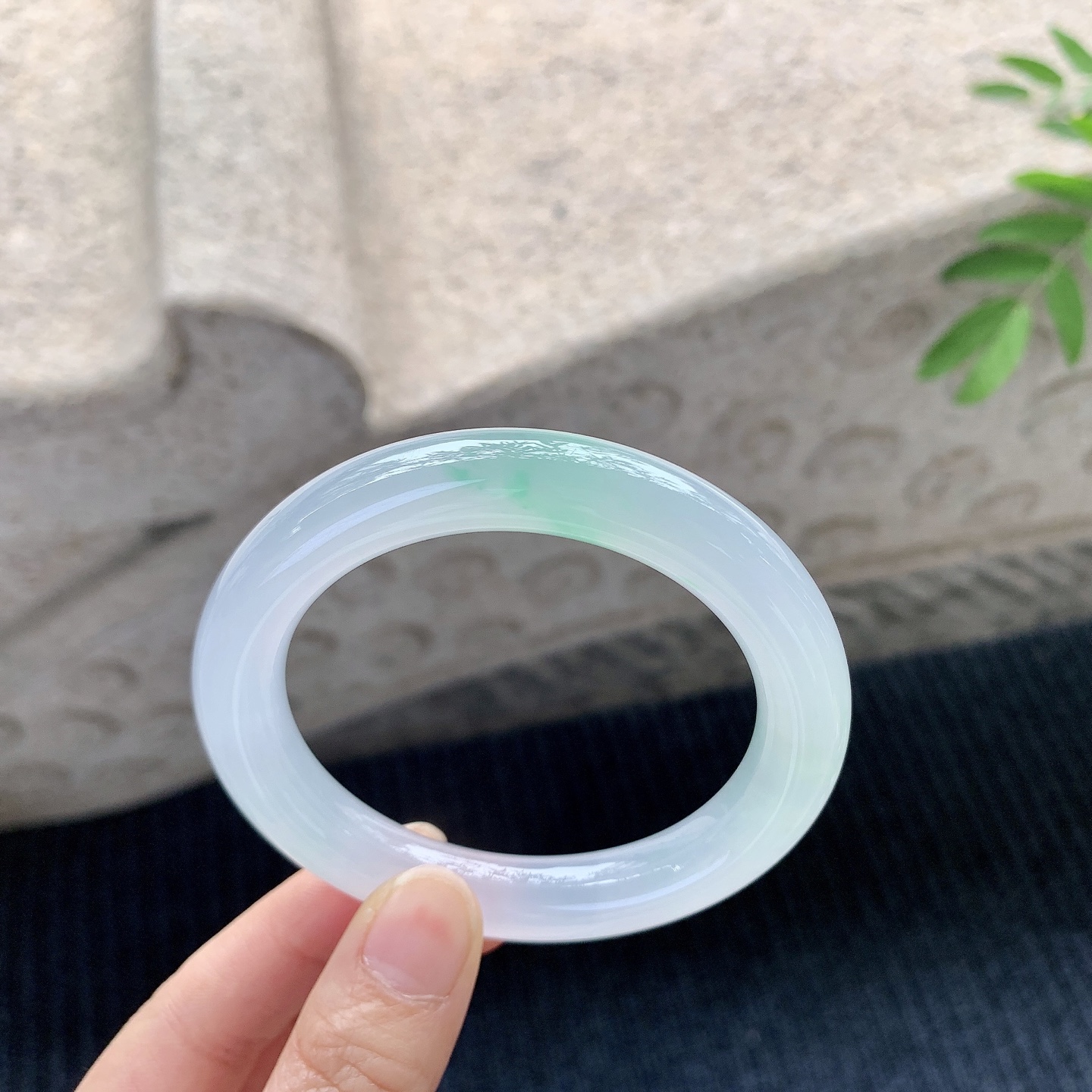 圆条54 55【圈口】55.7/10.5/10.2【】喜询【编码】HT120502【描述】冰种飘绿，清透，水润，种老，细腻，打灯有棉絮