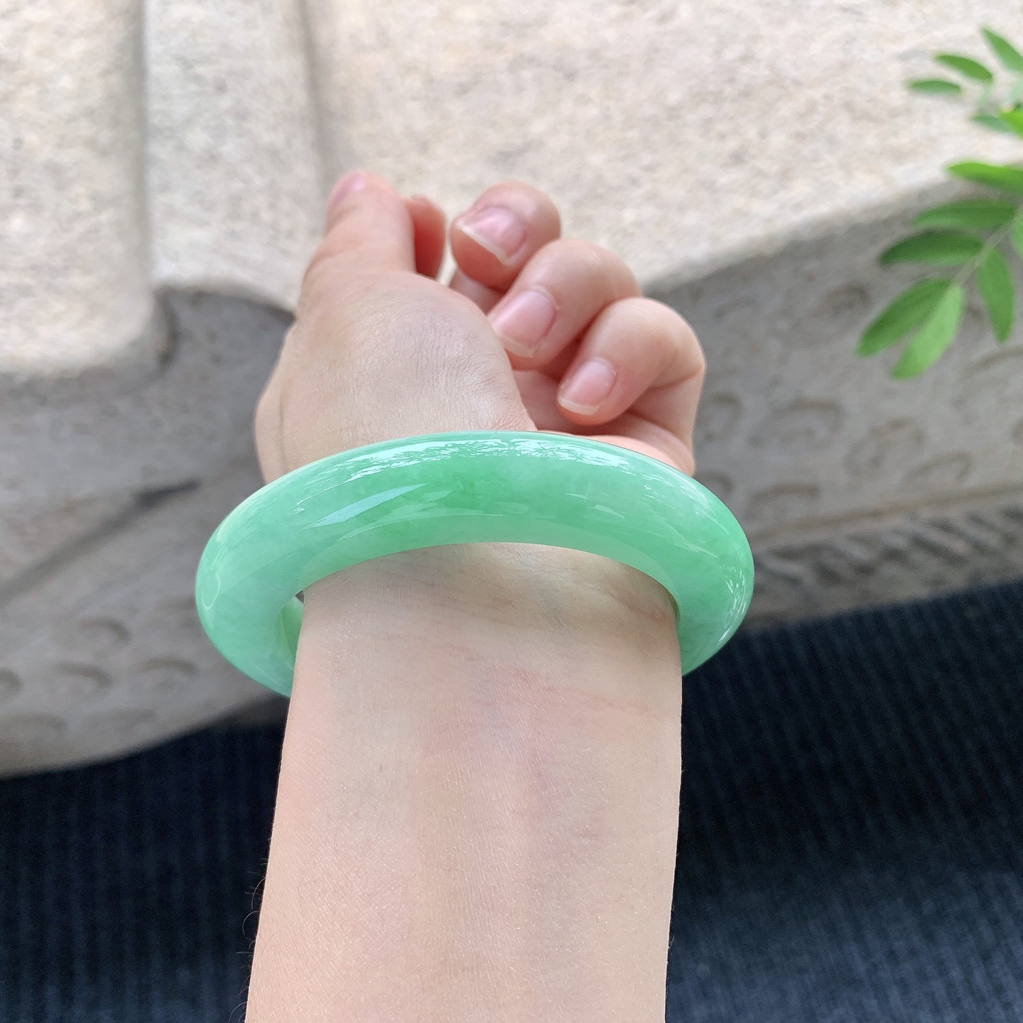 正圈53 54【圈口】54.8/11.8/10.6【万【编码】A1120538【描述】满绿，水润，种老，细腻，内侧有纹线