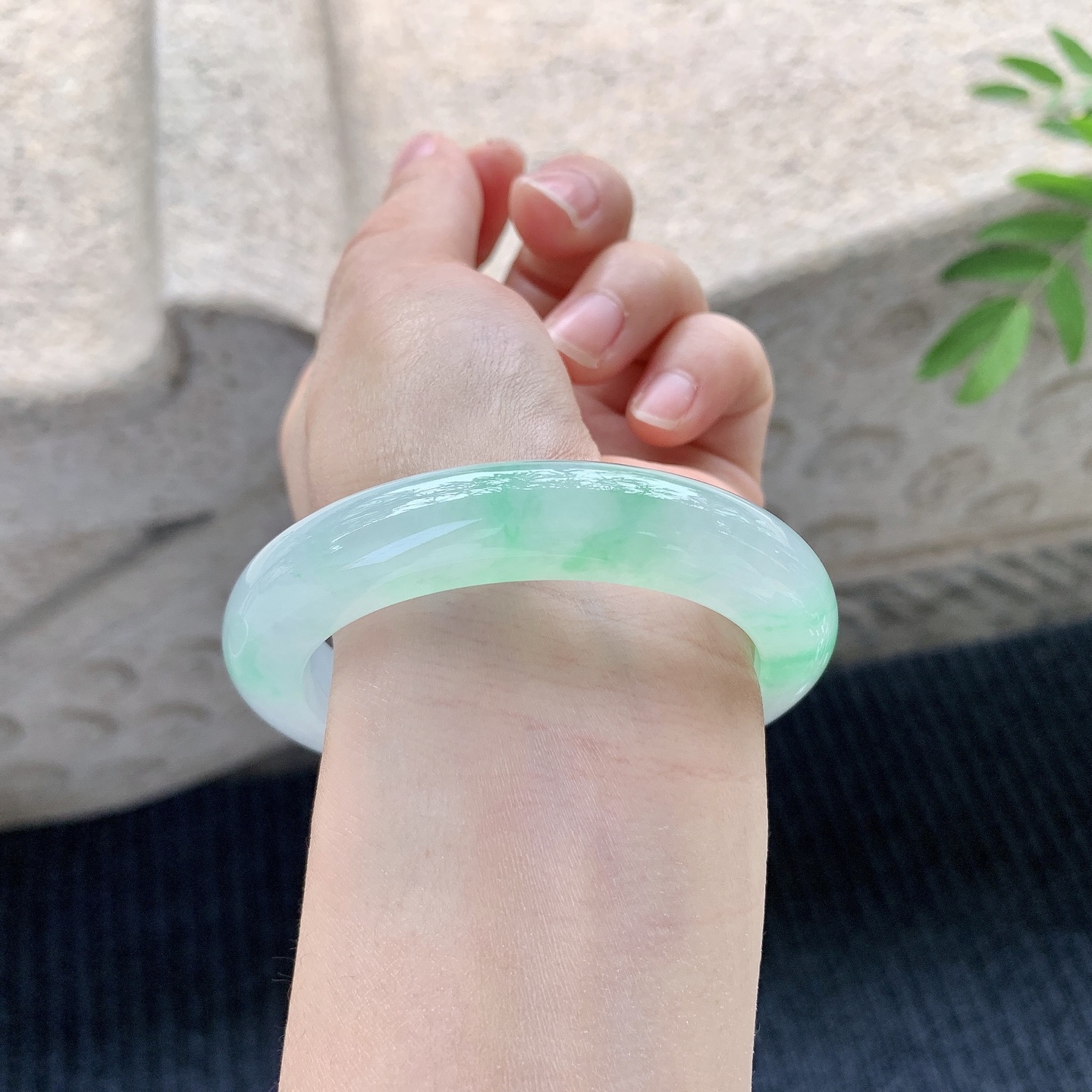 正圈53 54【圈口】54.2/11.6/9.5【】喜询【编码】G6120512【描述】冰飘绿，清透，水润，种老，细腻，打灯有絮线