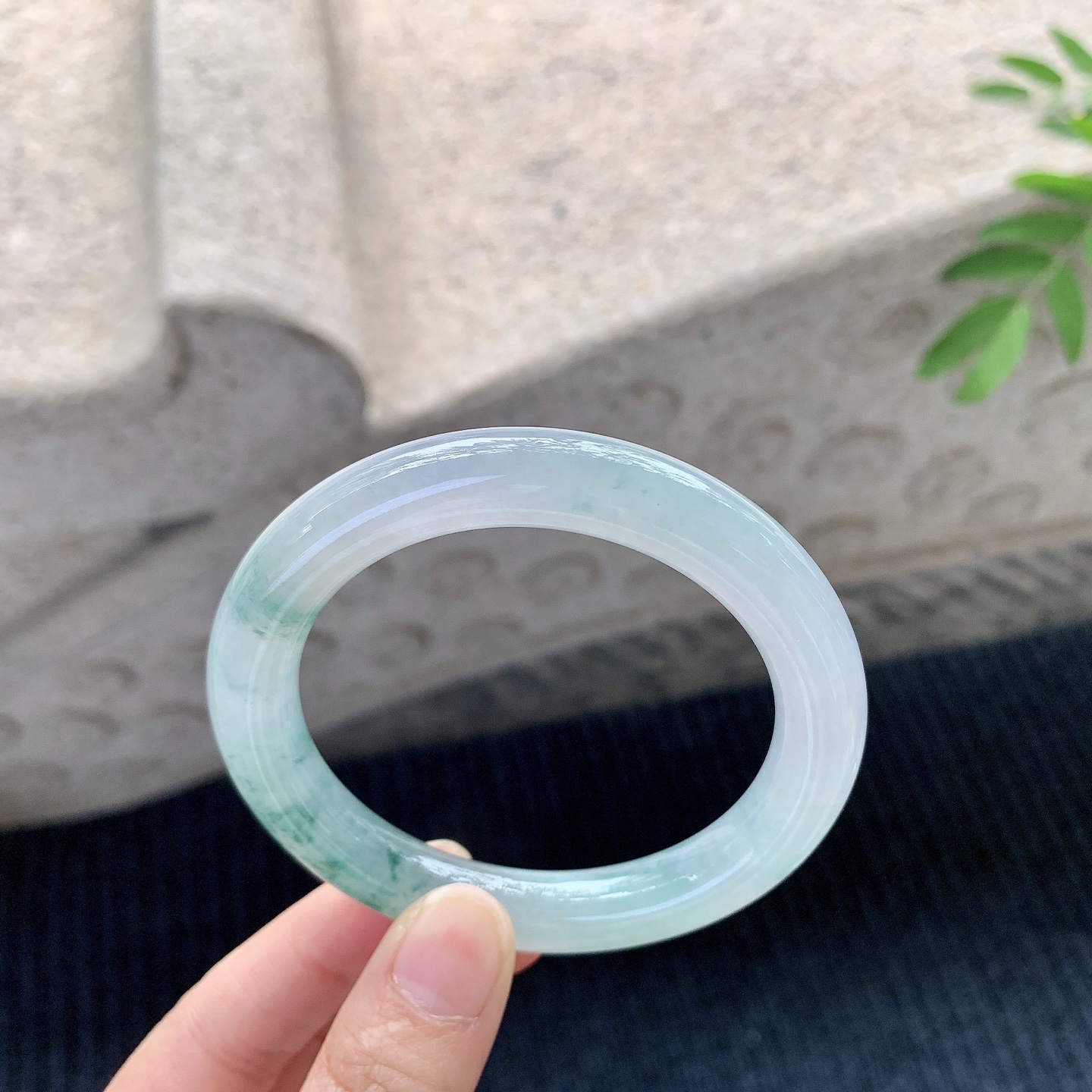 圆条54 55【圈口】55.7/9.7/10【编码】GF120533【描述】冰糯飘花，清透，水润，种老，细糯，打灯有棉线