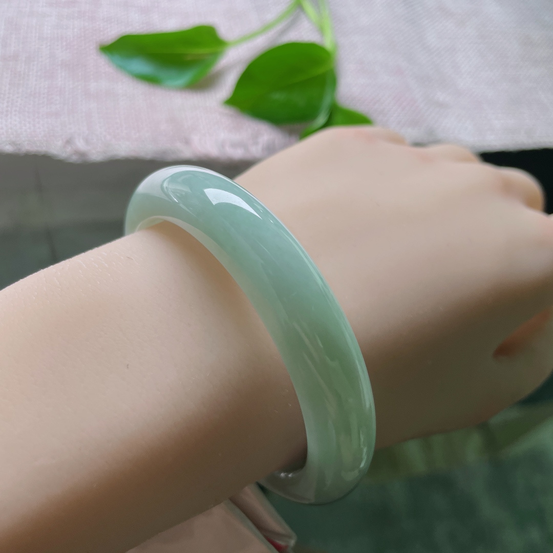 54/11.4/7.5，淡绿底正圈，水润细腻，种老，淡绿为宣，光陰作画。一点皮纹，ss47948a