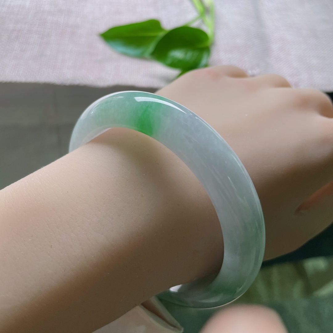 59.2/12.5/9，春彩正圈，翠色欲滴，种老水足水头好，贵气多姿，皮纹，ss49884a