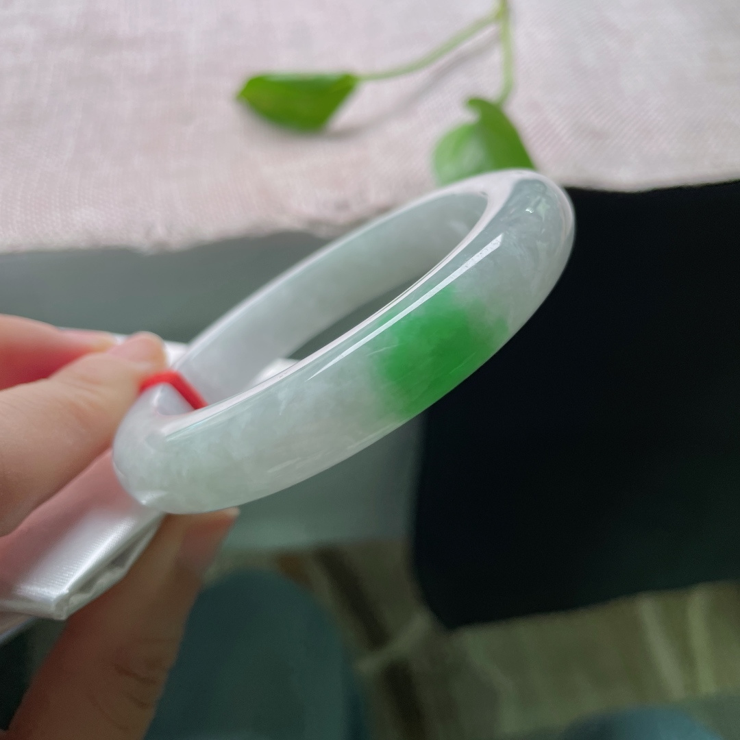 56/11.9/9.8，白底青正圈，似青山映雪，又若春芽破白，清润不艳俗。一点皮纹，ss49809a