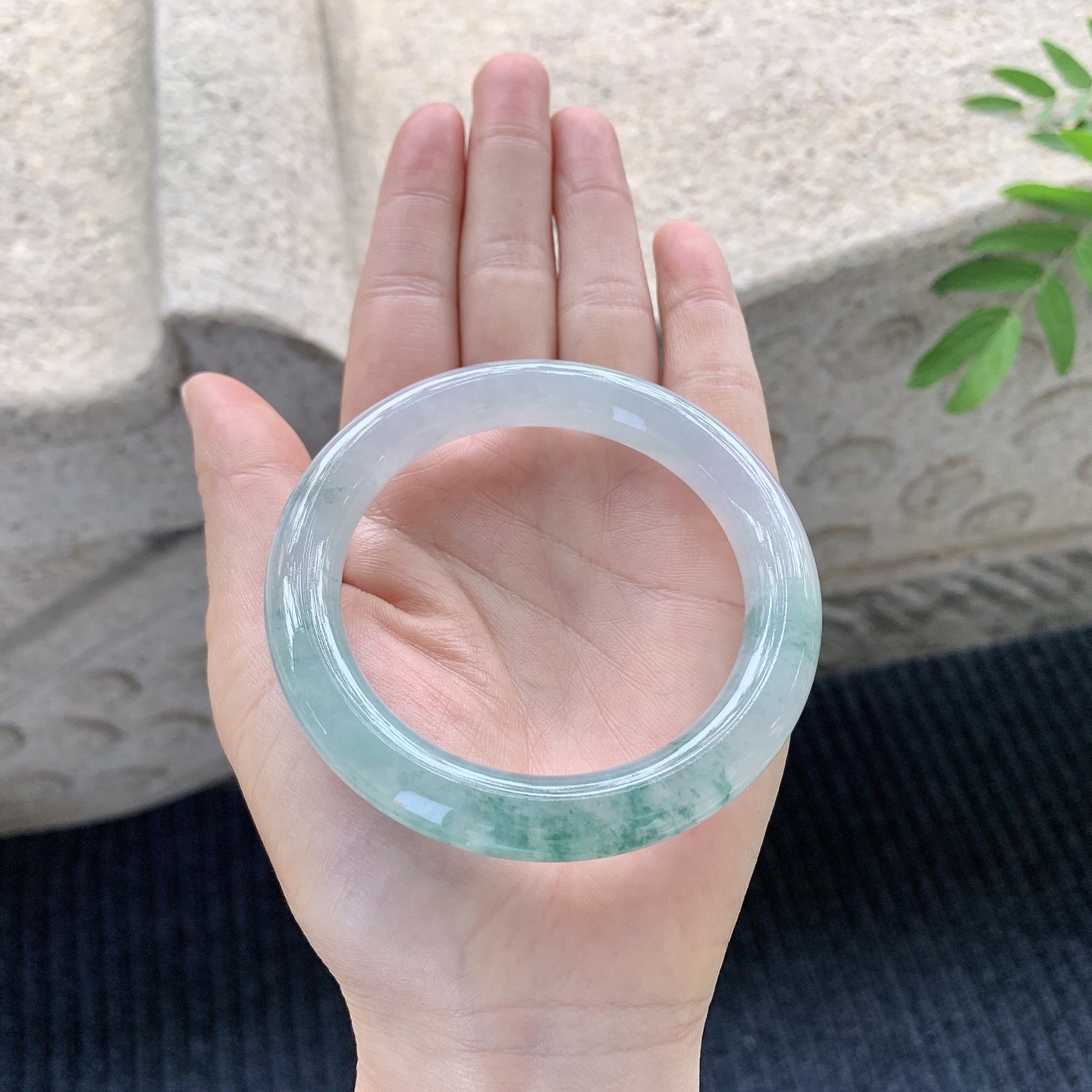 圆条54 55【圈口】55.7/9.7/10【编码】GF120533【描述】冰糯飘花，清透，水润，种老，细糯，打灯有棉线