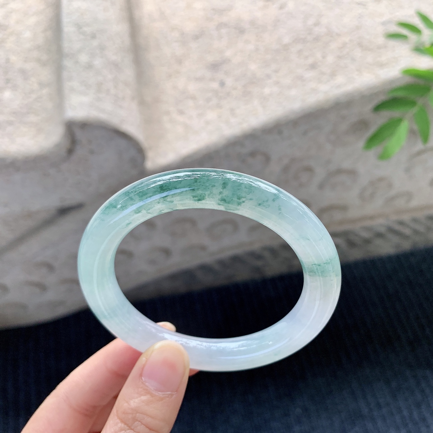 圆条54 55【圈口】55.7/9.7/10【编码】GF120533【描述】冰糯飘花，清透，水润，种老，细糯，打灯有棉线