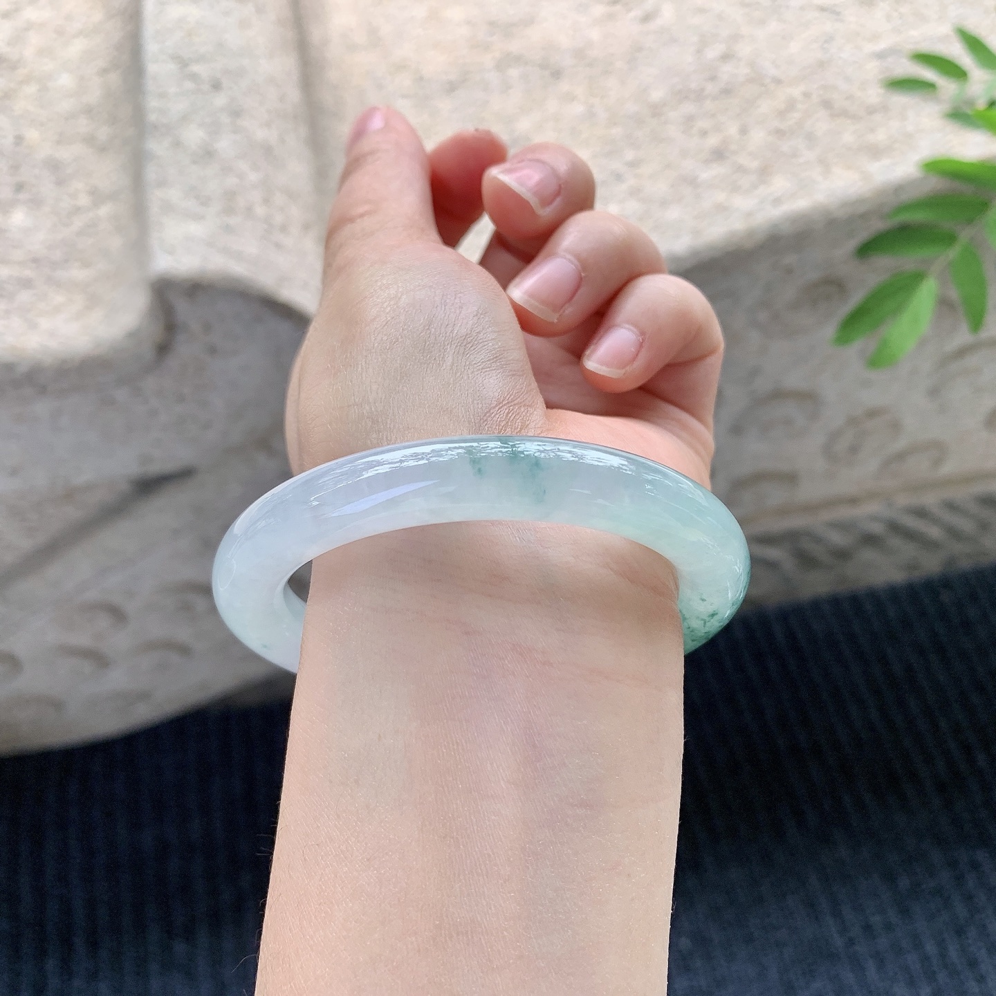 圆条54 55【圈口】55.7/9.7/10【编码】GF120533【描述】冰糯飘花，清透，水润，种老，细糯，打灯有棉线