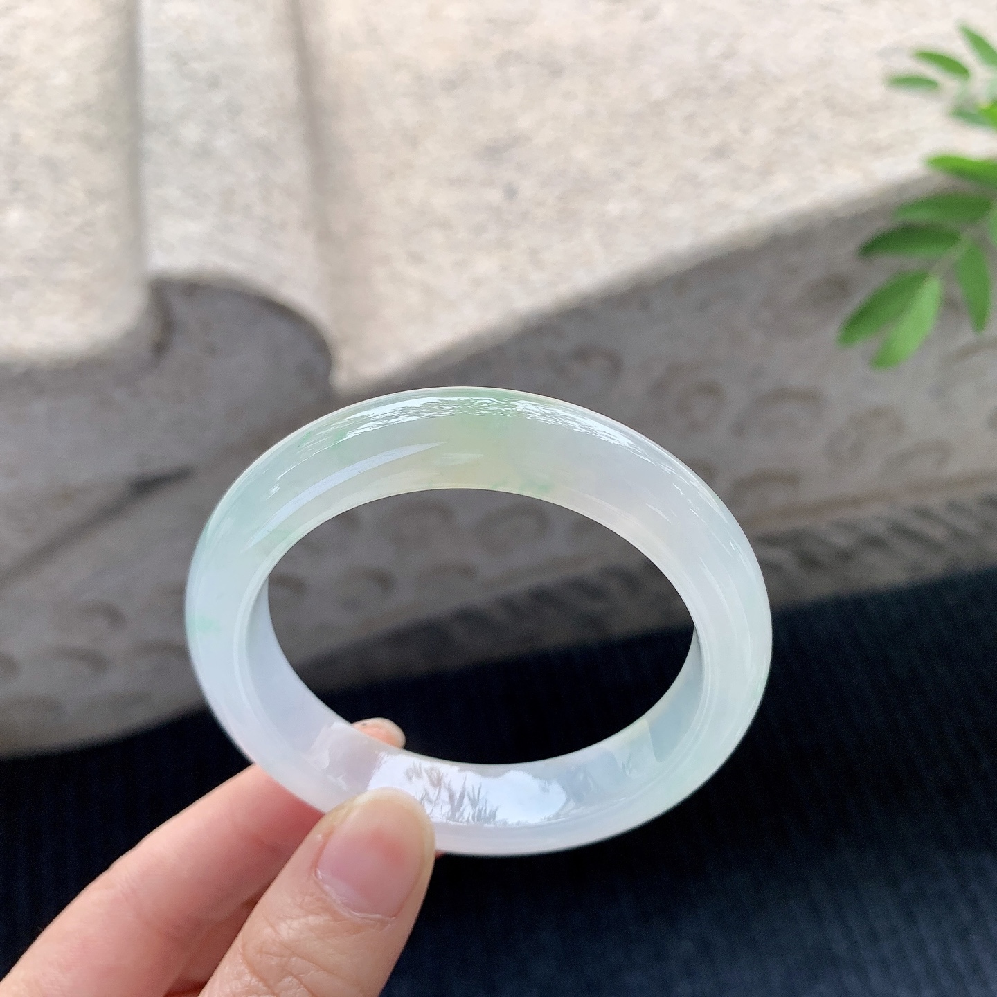 正圈52 53【圈口】53.3/12/8.6【】【编码】HT120501【描述】冰黄加绿，清透，水润，种老，细腻，无裂纹