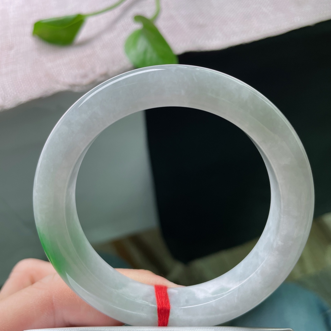 56/11.9/9.8，白底青正圈，似青山映雪，又若春芽破白，清润不艳俗。一点皮纹，ss49809a