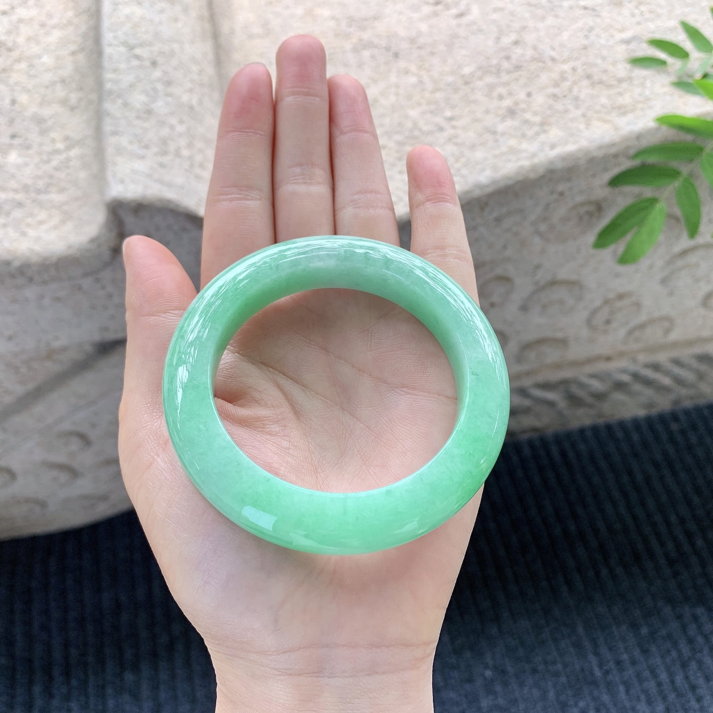 正圈53 54【圈口】54.8/11.8/10.6【万【编码】A1120538【描述】满绿，水润，种老，细腻，内侧有纹线