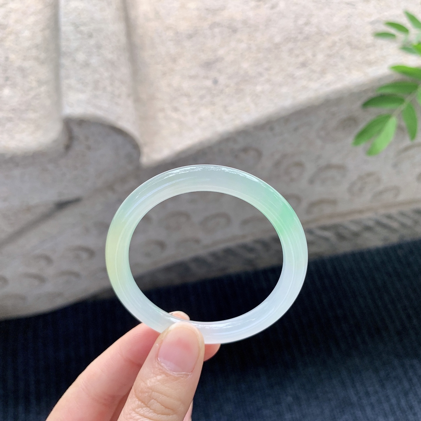 贵妃51 52【圈口】52.8/46.6/6.3/7.3【编码】N2120527【描述】冰糯黄加绿，水润，种老，细腻，打灯有棉线