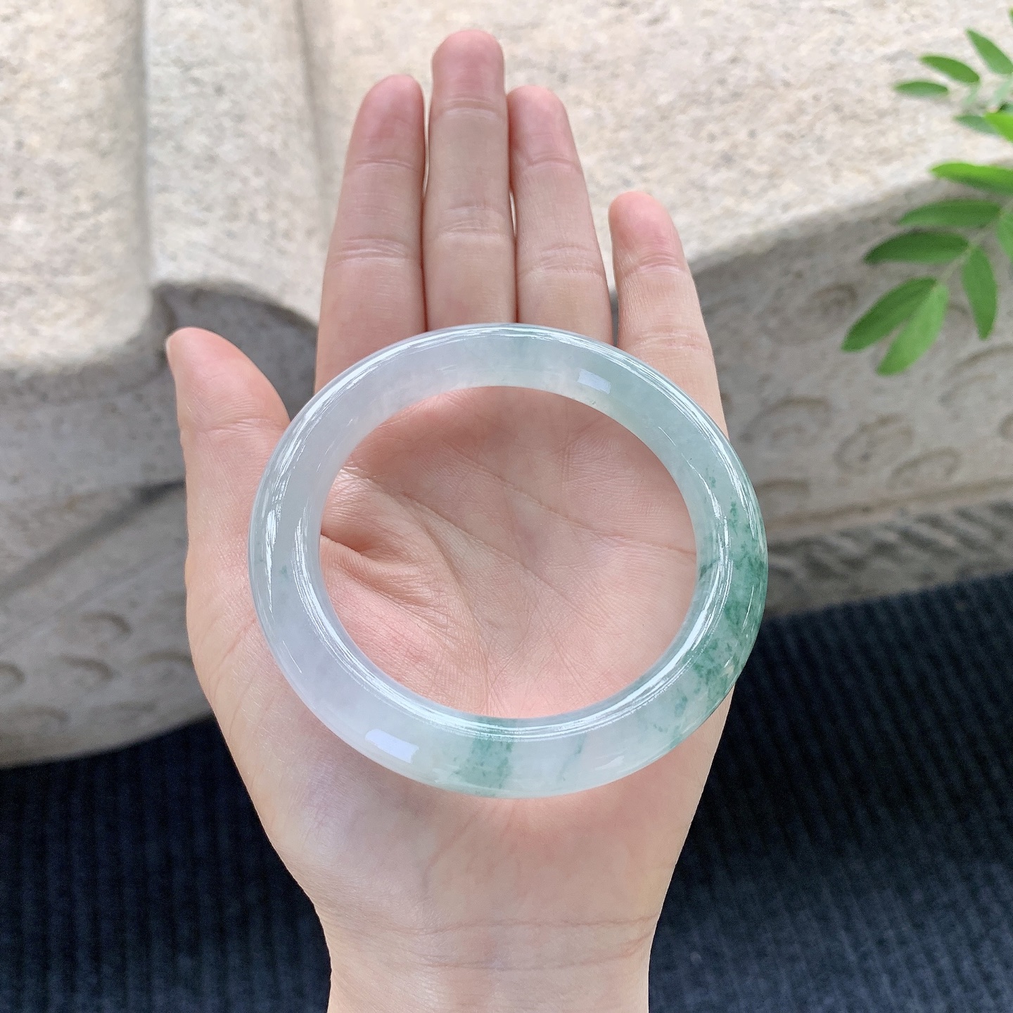 圆条54 55【圈口】55.7/9.7/10【编码】GF120533【描述】冰糯飘花，清透，水润，种老，细糯，打灯有棉线