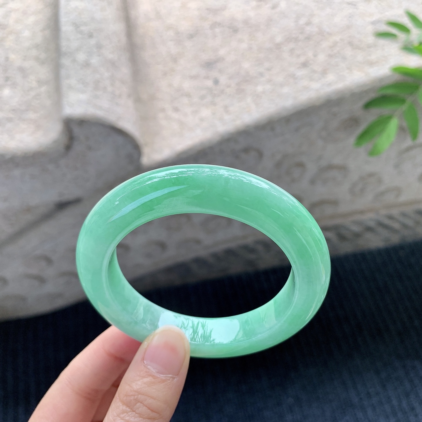 正圈53 54【圈口】54.8/11.8/10.6【万【编码】A1120538【描述】满绿，水润，种老，细腻，内侧有纹线