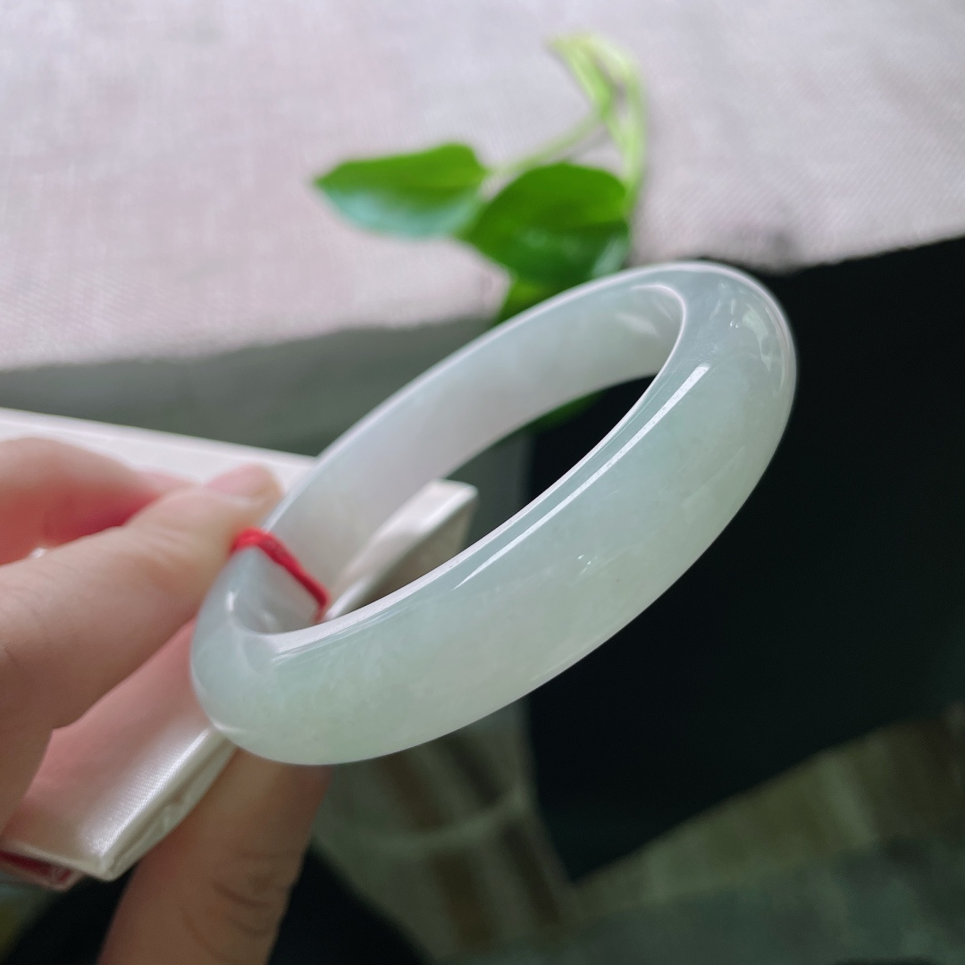 56.4/12.2/8.3，淡绿底正圈，种老水足，戴在腕上，连风的呼吸都变得更轻软了。，ss48123a