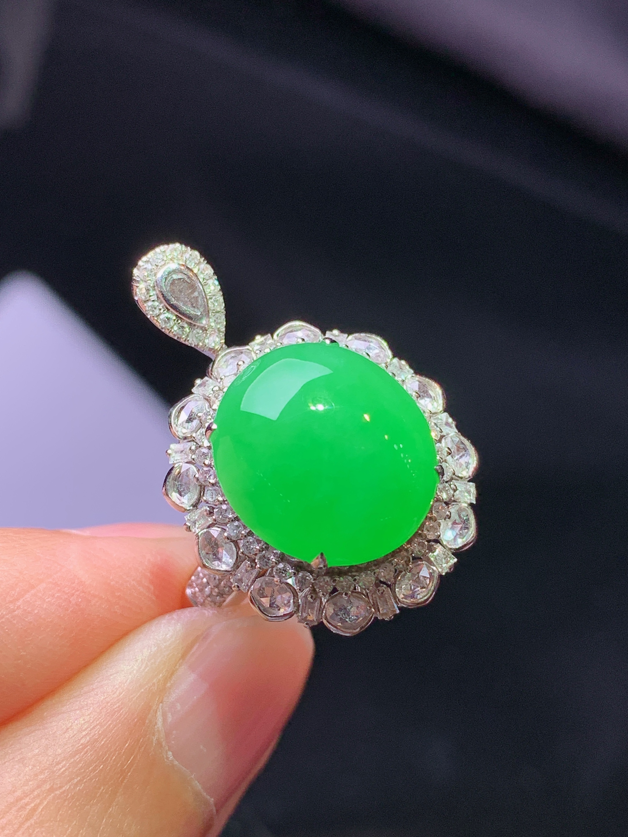 18k金钻镶嵌翠绿蛋面戒指吊坠两用款 玉质细腻 色泽艳丽清新 水润亮眼 圈口14 整体尺寸24.5*16.3*11.6k1