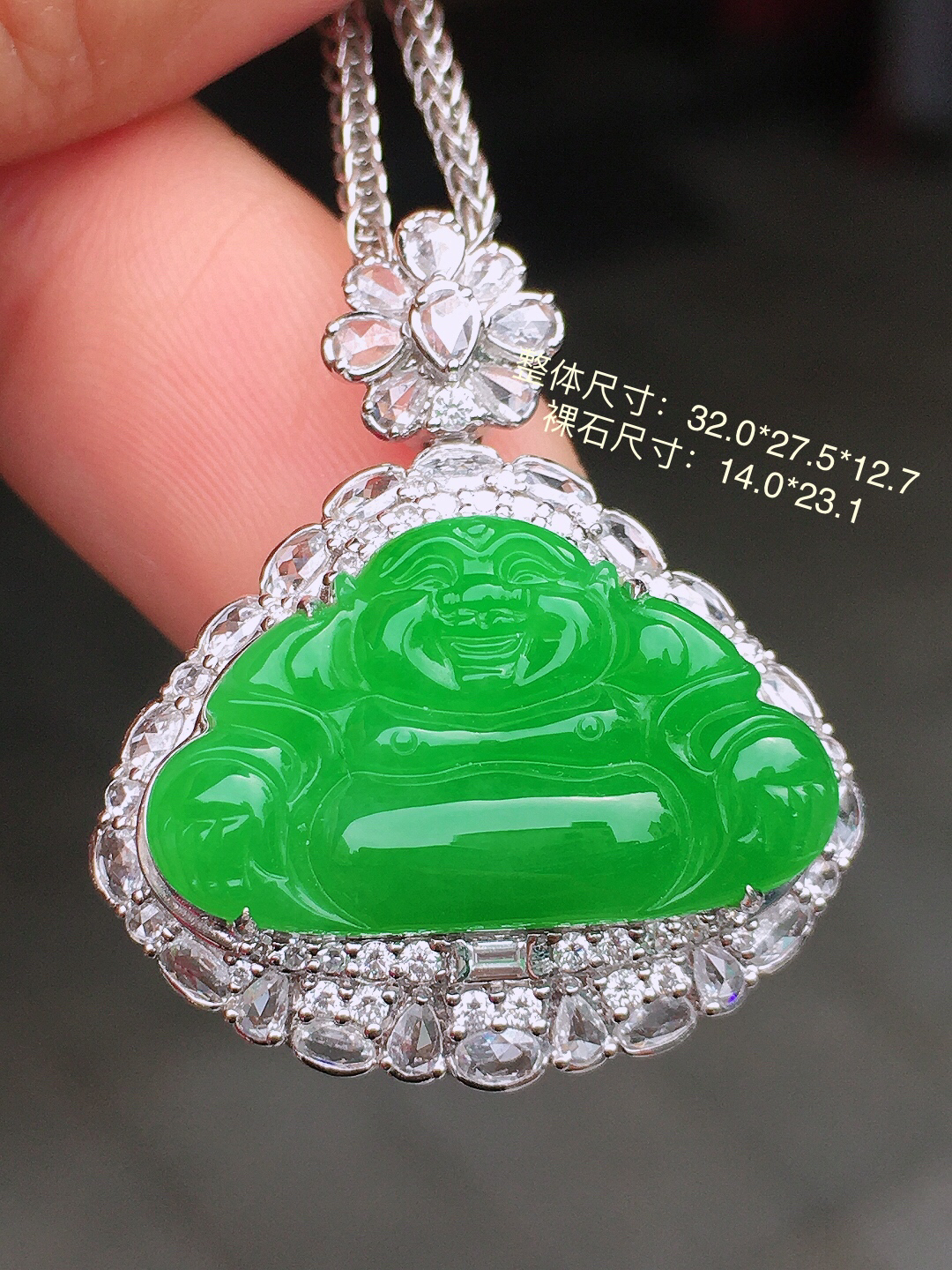 阳绿佛公吊坠，色泽均匀艳丽，玉质细腻，荧光感超
强，饱满圆润，尽显优雅气质，18k
金豪华镶嵌