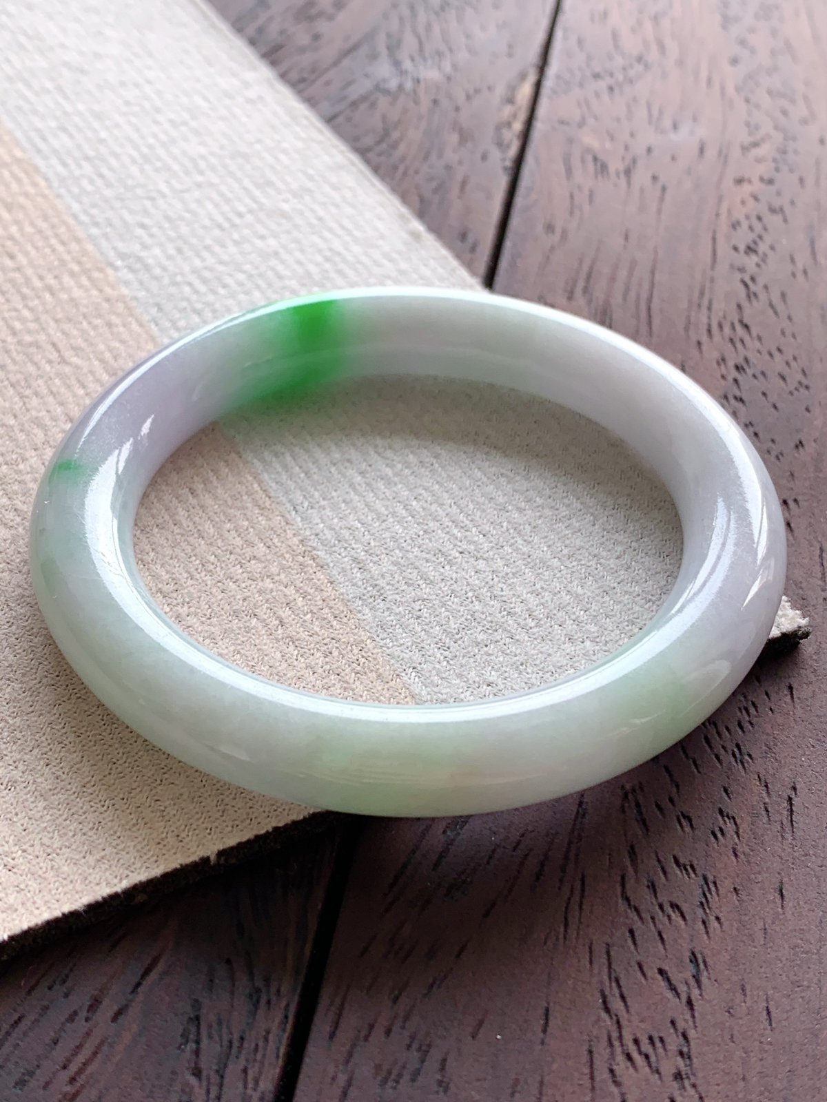 【手镯】🫧圆条 圈口53 54
【尺寸】52.4-8.8-9.3
【说明】白底青 飘绿花 冰飘花 小圈口 种老细腻 缅甸A货翡翠 无纹裂