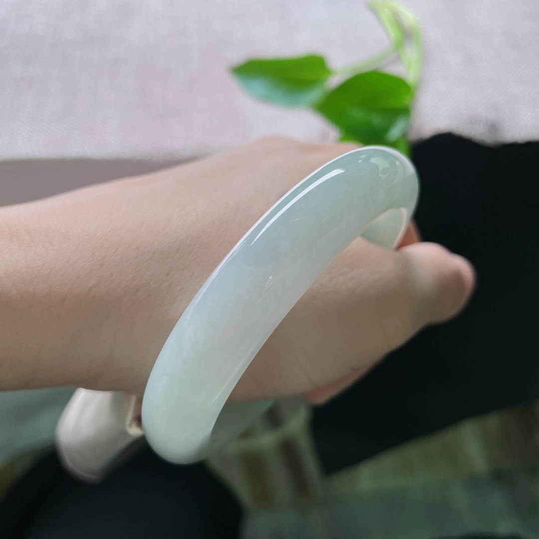 56.4/12.2/8.3，淡绿底正圈，种老水足，戴在腕上，连风的呼吸都变得更轻软了。，ss48123a