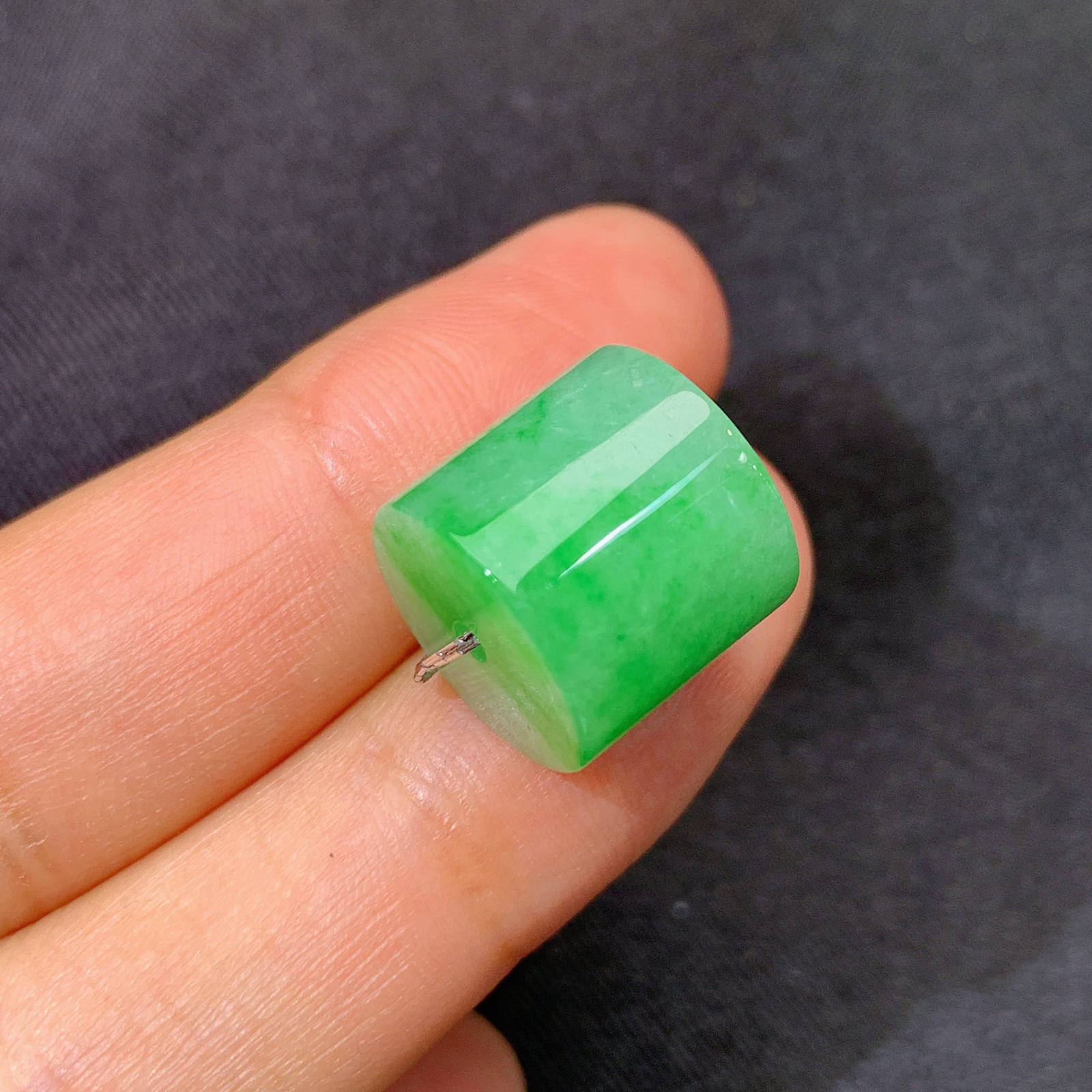 飘绿路路通，冰润色阳，玉质细腻，种水足，Qx 尺寸12*13.1