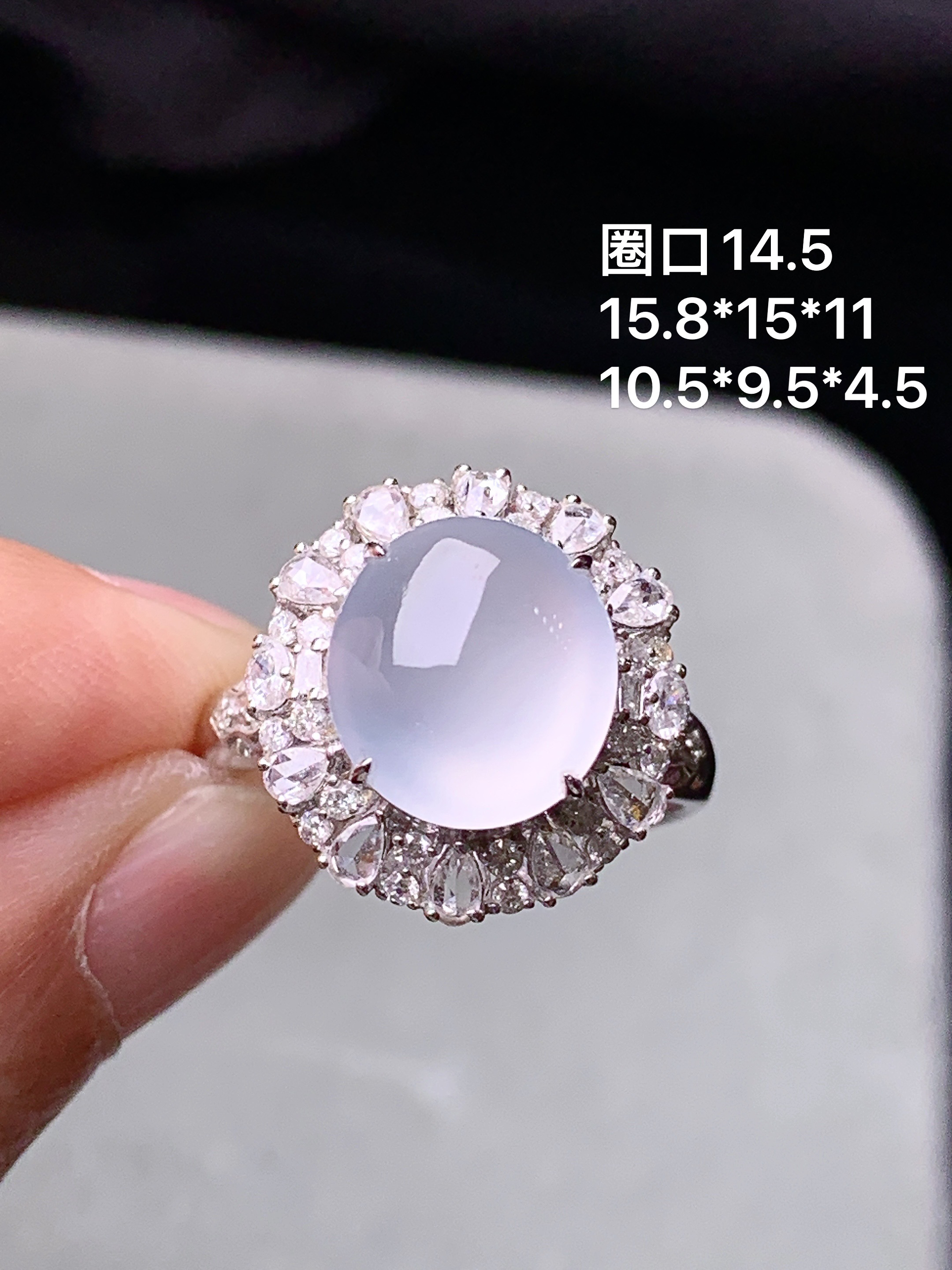 18k金钻镶嵌冰种蛋面戒指 玉质细腻 色泽艳丽清新 水润亮眼 圈口14.5 整体尺寸15.8*15*11t1