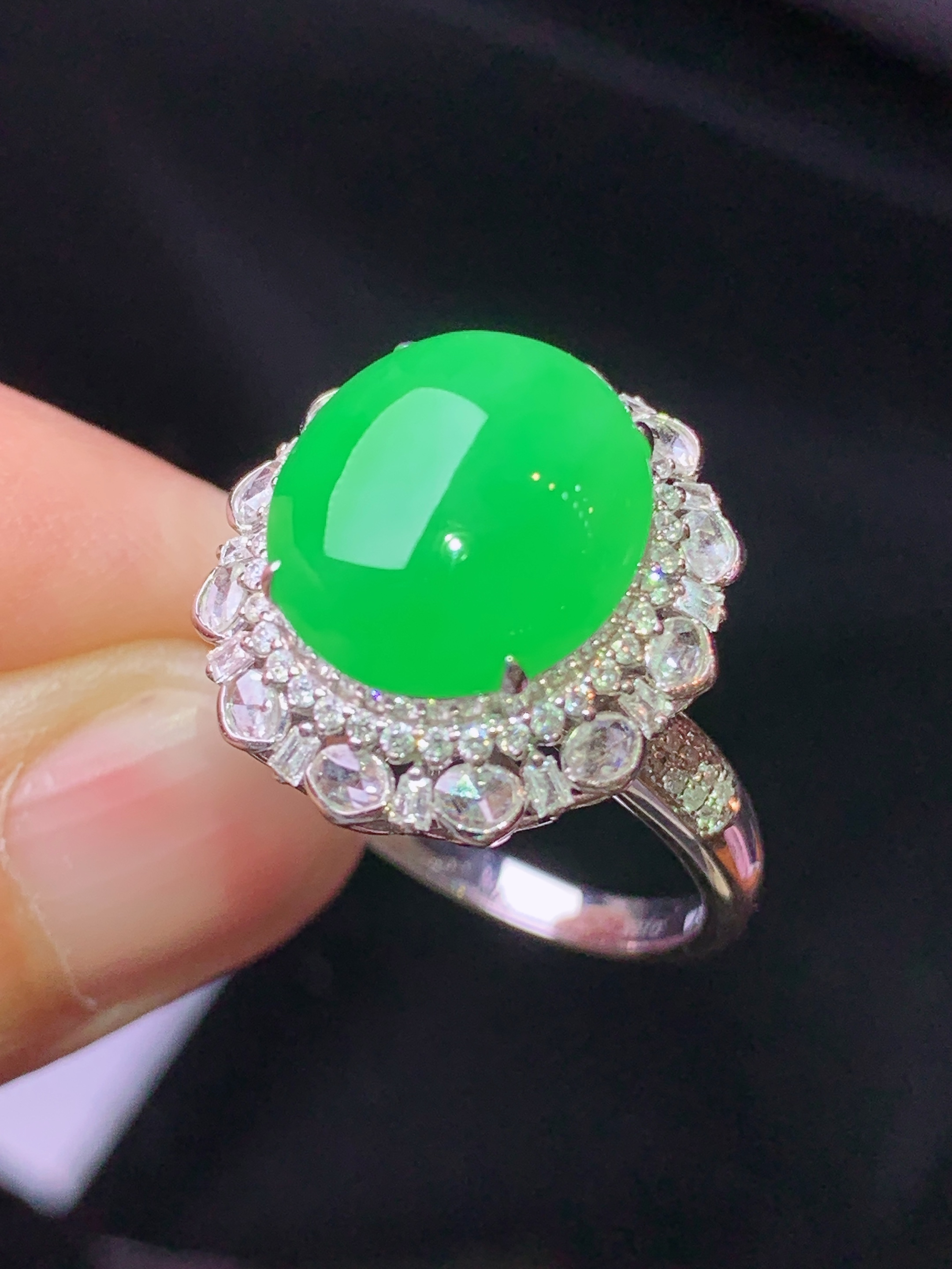 18k金钻镶嵌翠绿蛋面戒指吊坠两用款 玉质细腻 色泽艳丽清新 水润亮眼 圈口14 整体尺寸24.5*16.3*11.6k1