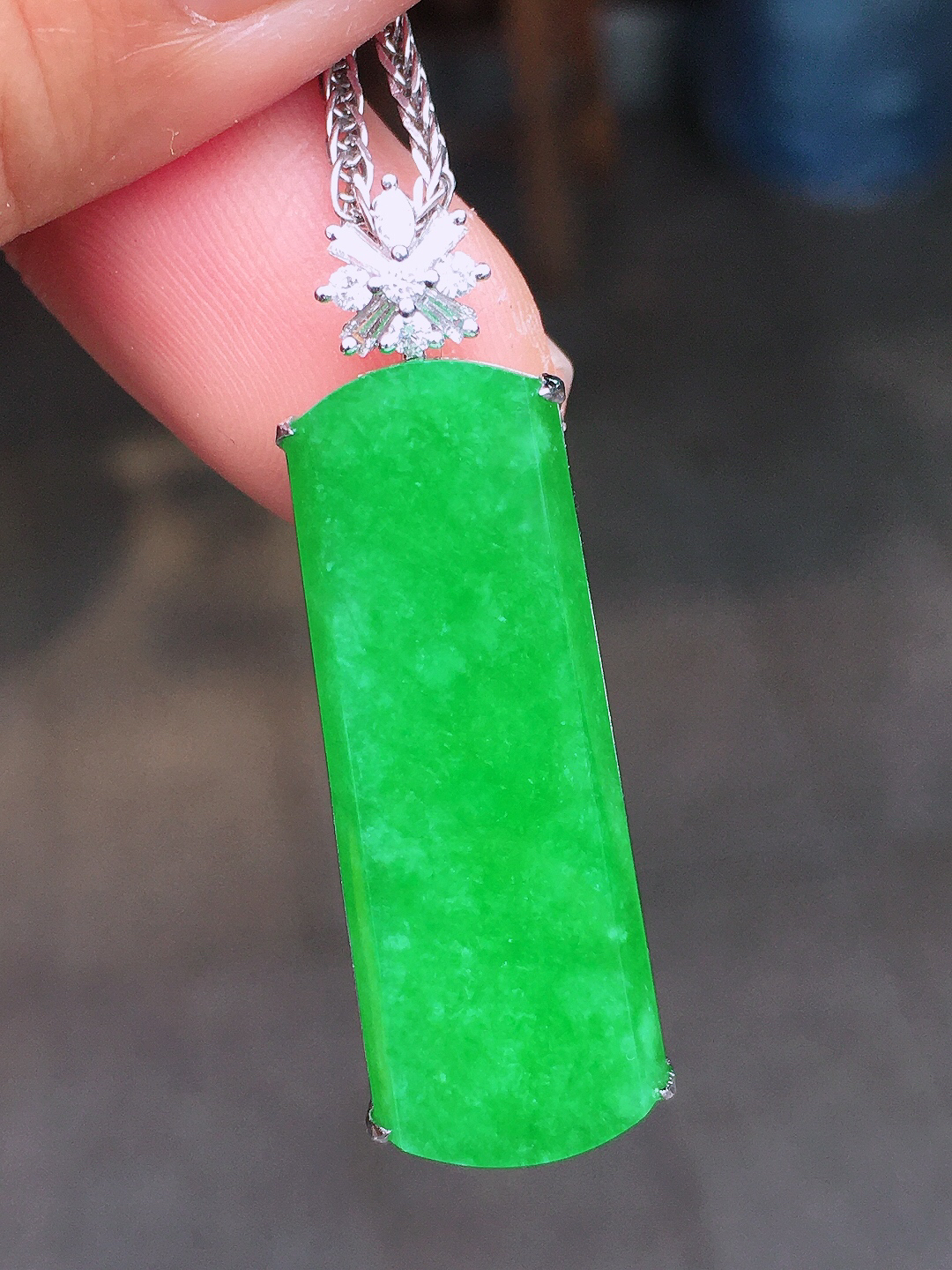 阳绿无事牌吊坠，色泽均匀艳丽，玉质细腻，荧光感超
强，饱满圆润，尽显优雅气质，18k
金豪华镶嵌