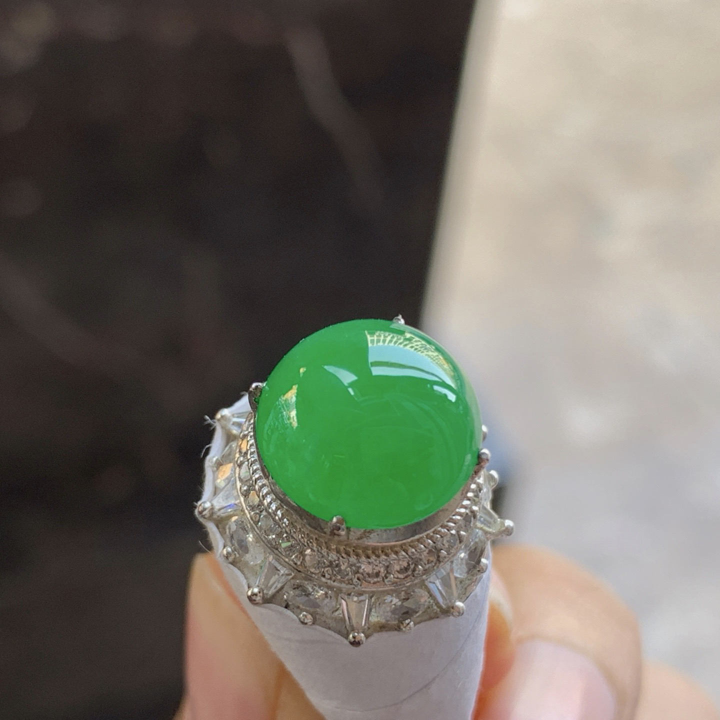 阳绿色戒面^_^鲜艳 玉质温润 饱满圆润
铜托