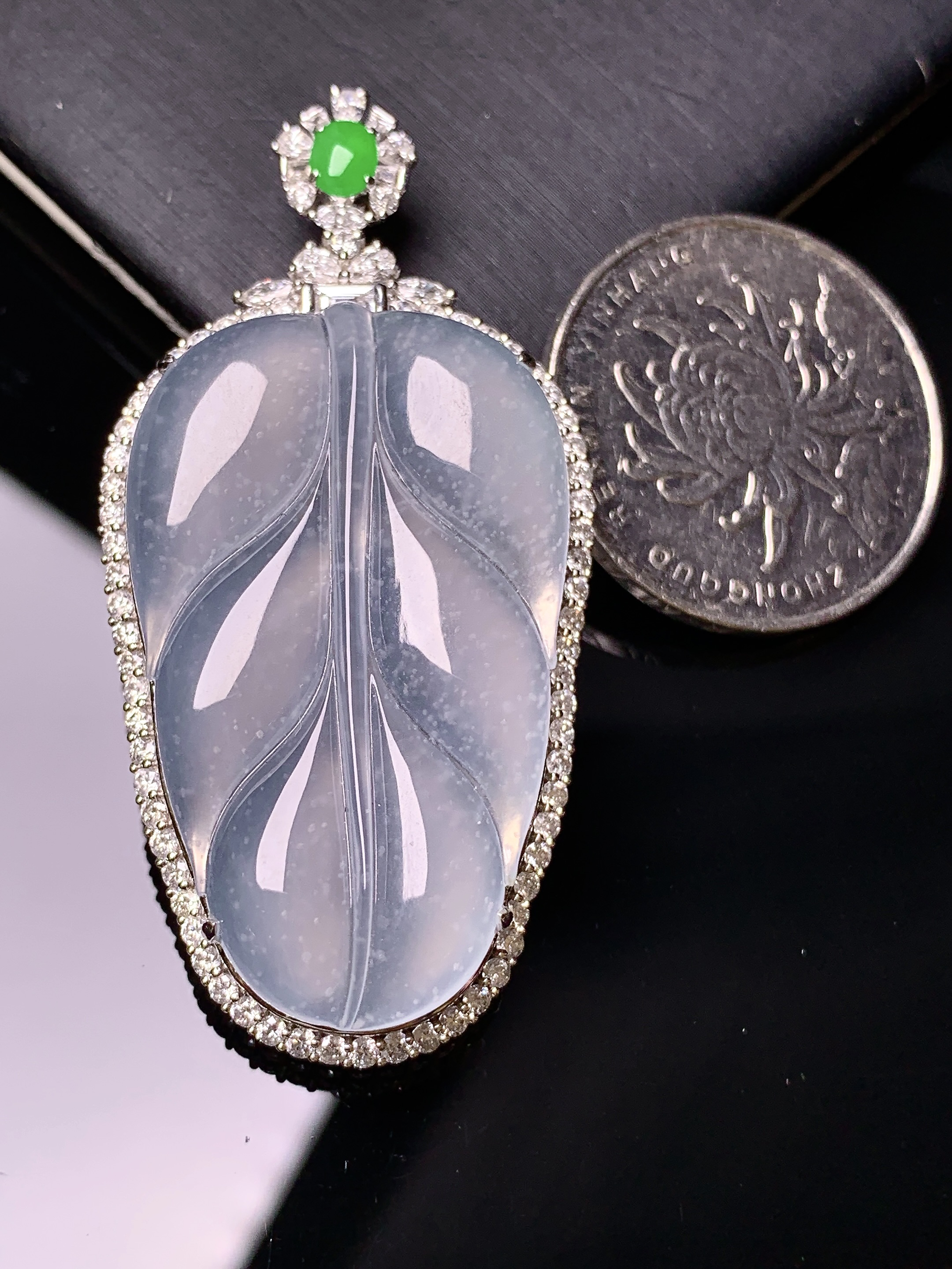 18k金钻镶嵌冰种树叶吊坠 玉质细腻 色泽艳丽清新 水润亮眼 整体尺寸52.5*26*10.8k1