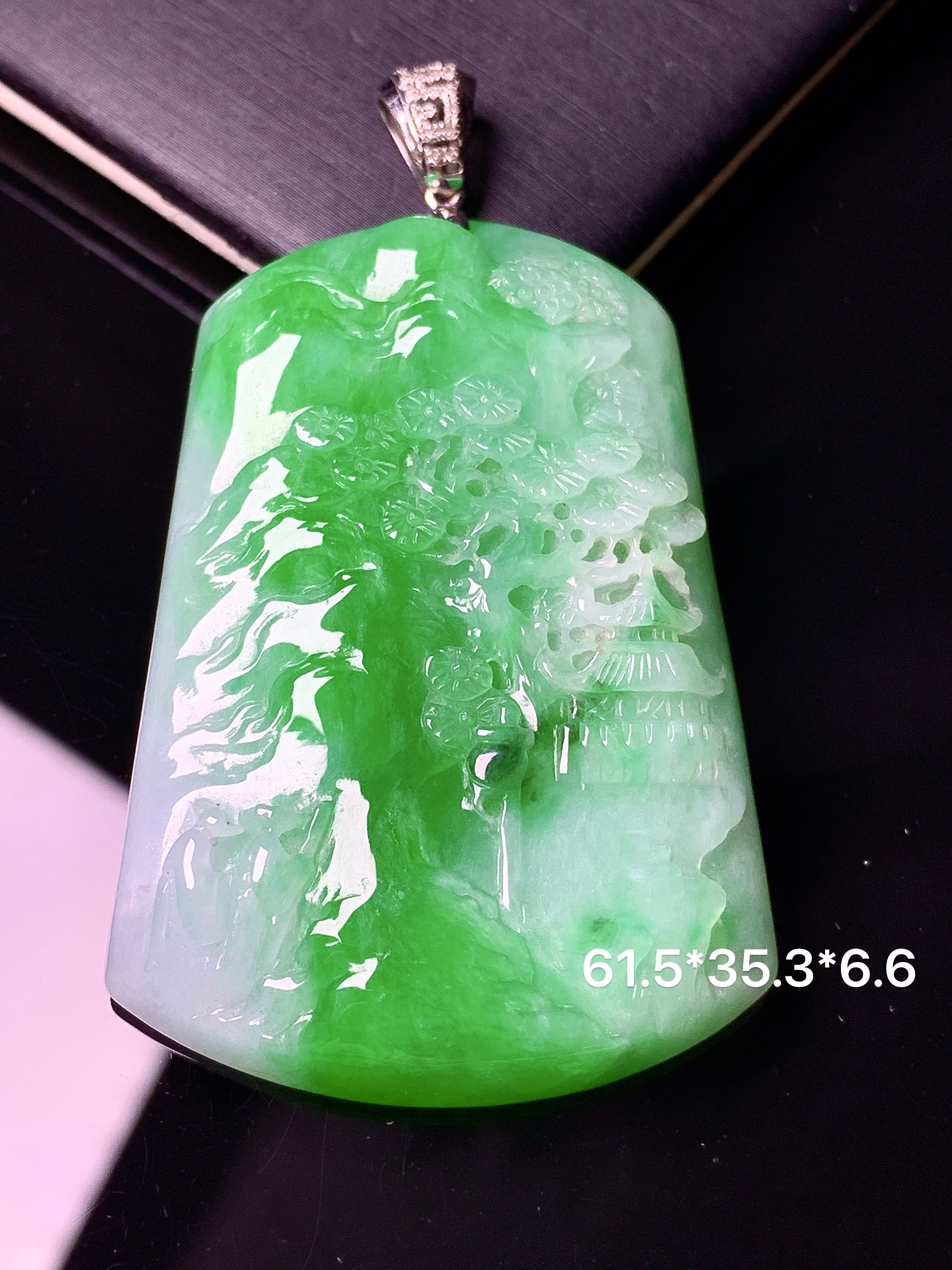 18k金镶嵌翠绿山水牌子吊坠 玉质细腻 色泽艳丽清新 水润亮眼 整体尺寸61.5*35.3*6.6L1