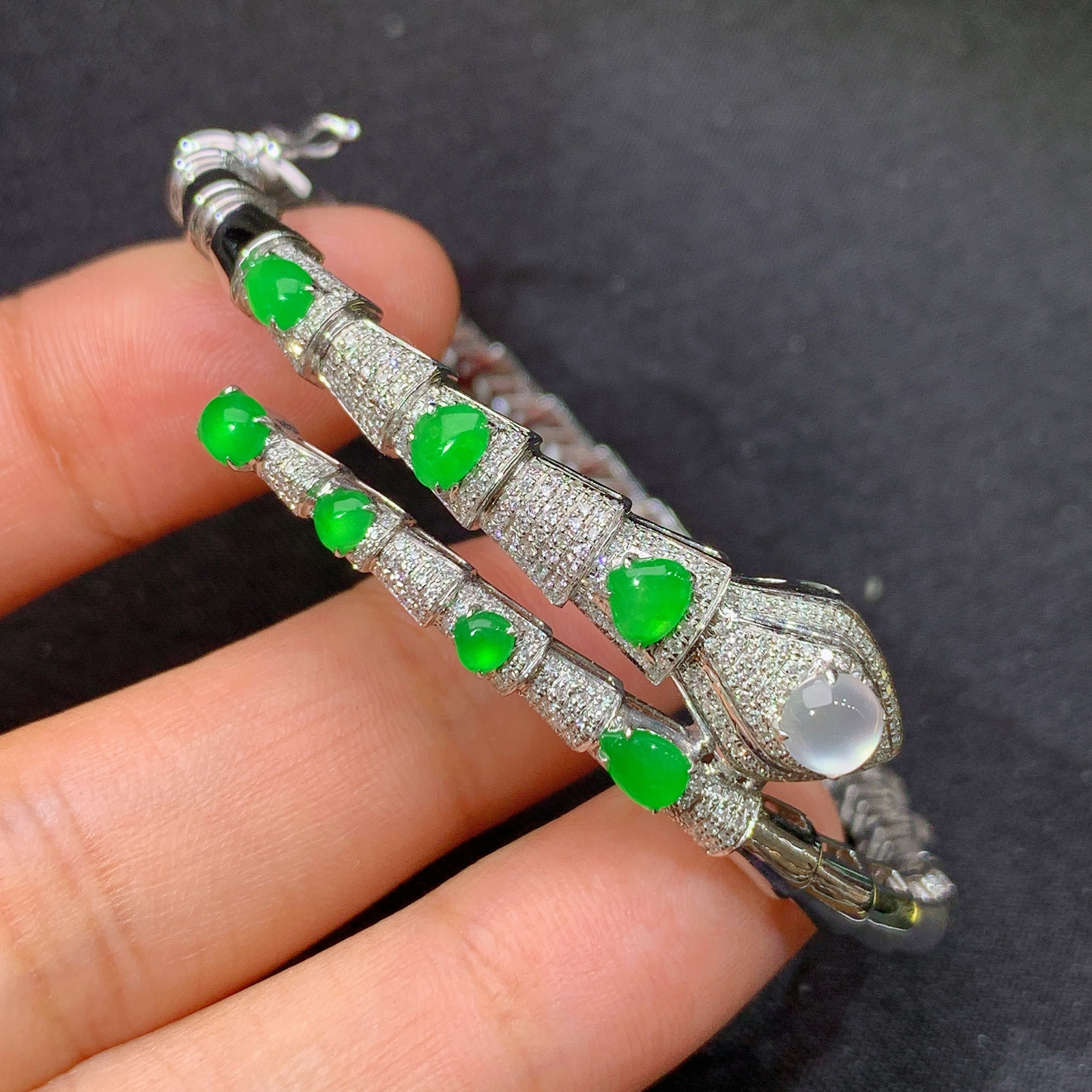 冰阳绿水滴手镯，18k金镶嵌，款式新颖，冰润色阳，种水足，Mi 圈口55.1 裸石4.6*4.3*2