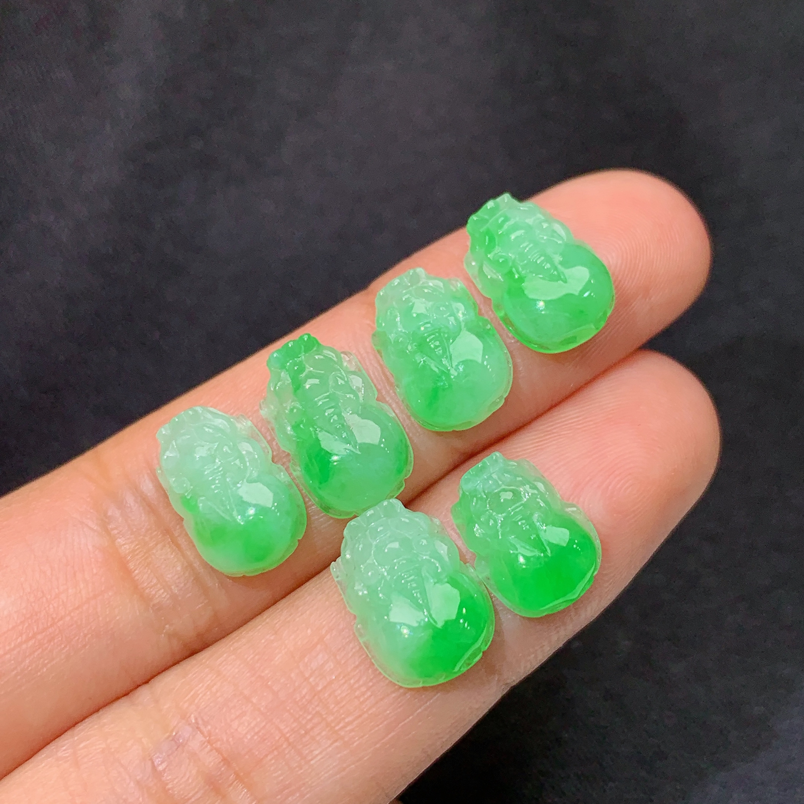 冰飘绿貔貅一手，镶嵌佳品，冰润细腻，种水足 Ht 尺寸10.3*7.2*3