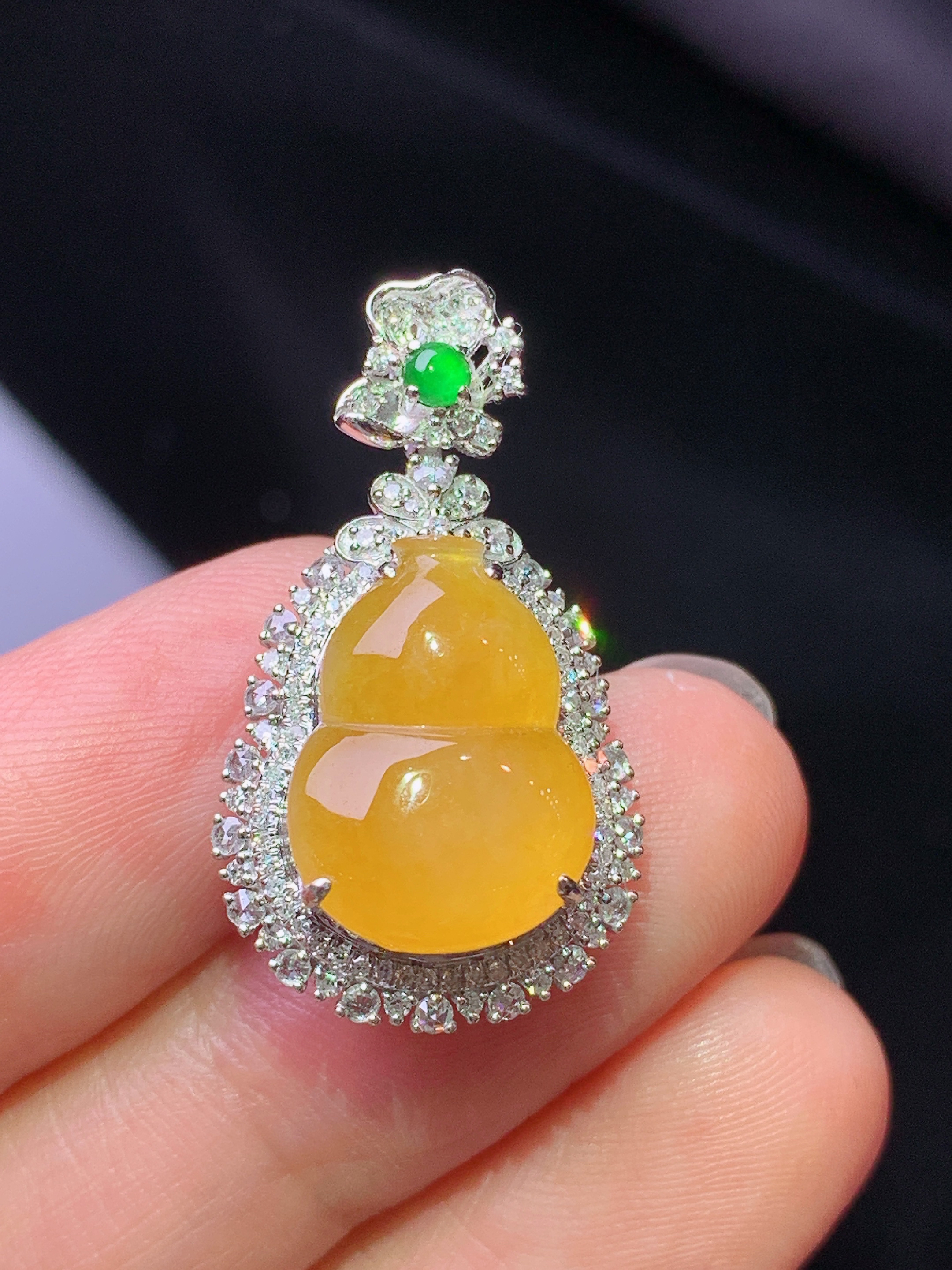 18k金钻镶嵌黄翡葫芦吊坠 玉质细腻 色泽艳丽清新 水润亮眼 整体尺寸27*15.5*9.8k1