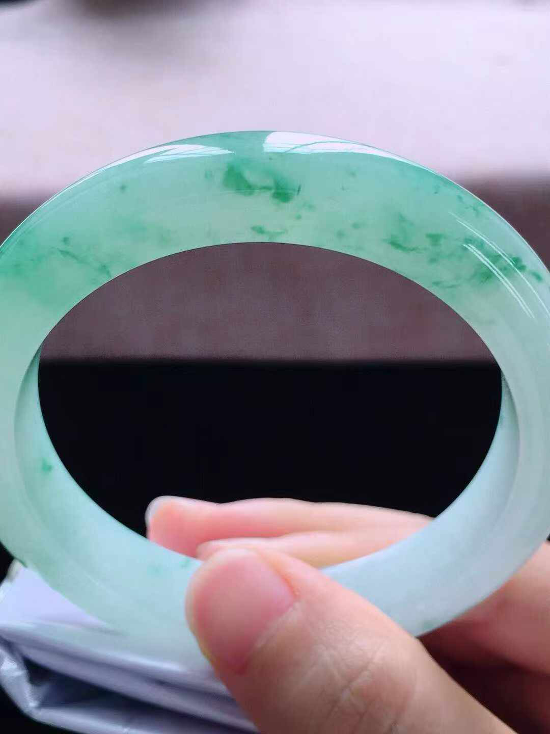 【翡翠名称】老坑种冰飘花55正圈口手镯
【翡翠尺寸】55*12*8.8mm适合54-56正圈口佩戴
