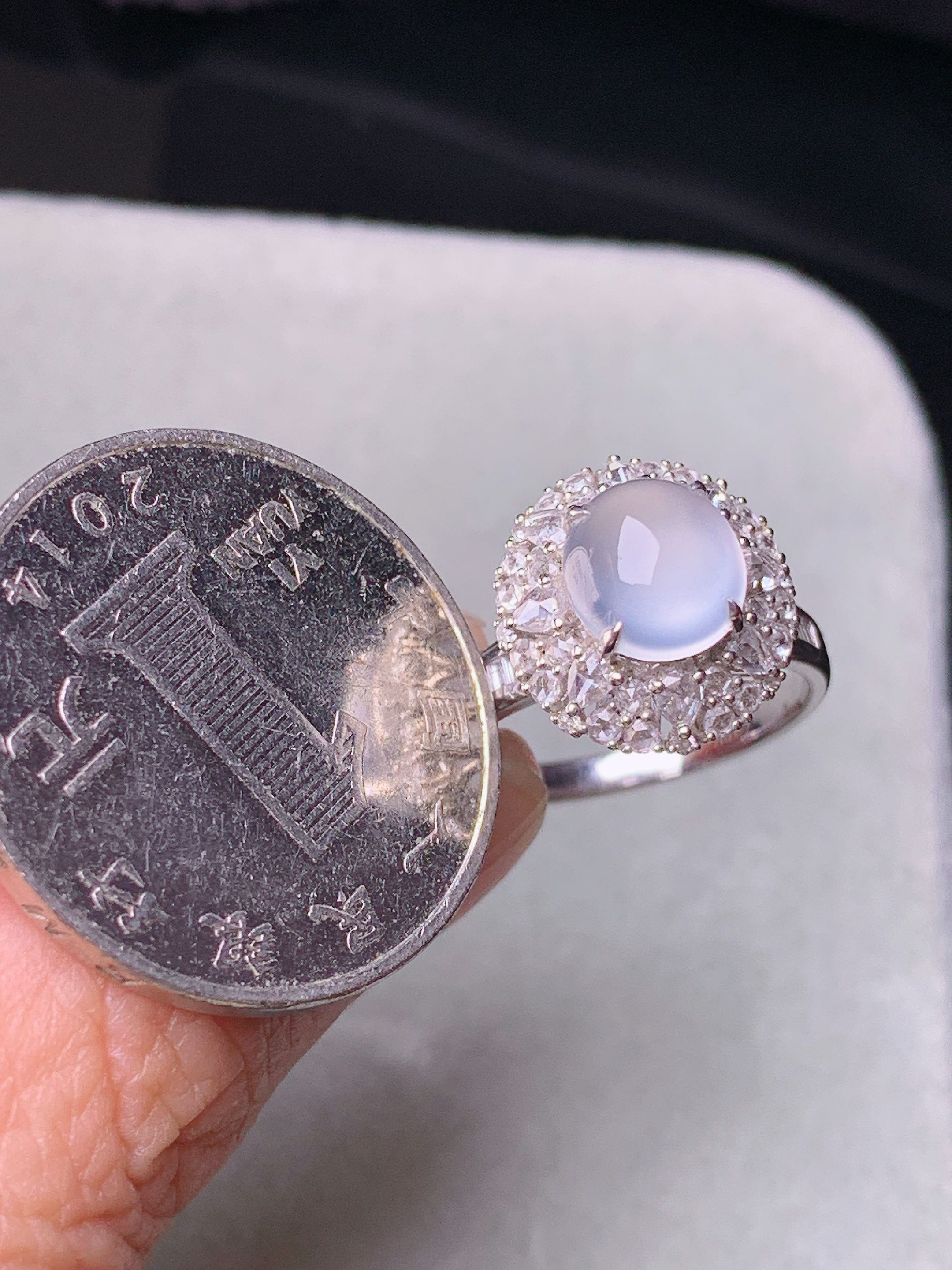 18k金钻镶嵌冰种蛋面戒指 玉质细腻 色泽艳丽清新 水润亮眼 圈口14.5 整体尺寸13.3*12.8*11t1