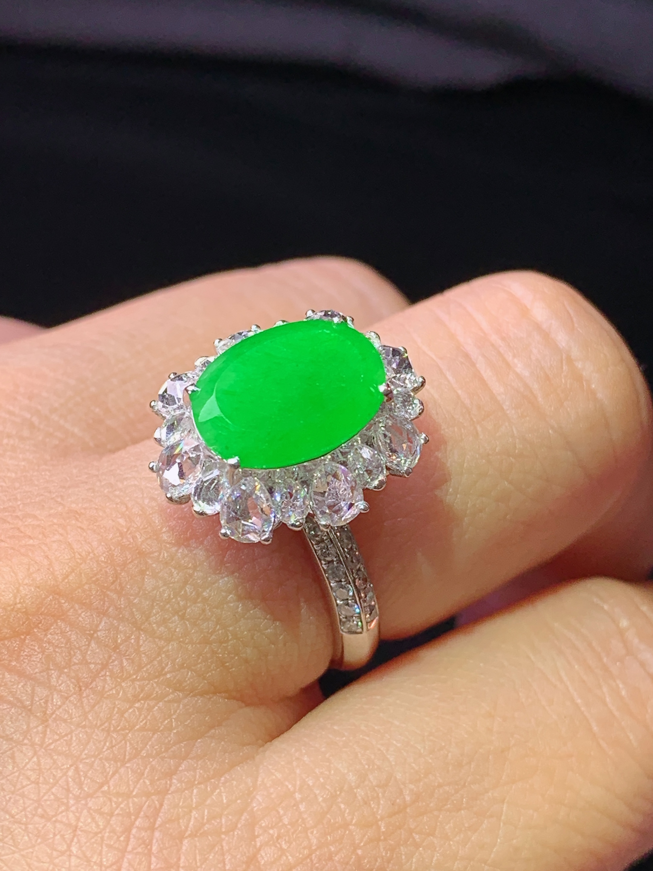 18k金钻镶嵌满绿蛋面戒指 玉质细腻 色泽艳丽清新 水润亮眼 圈口13.5 整体尺寸17*14*10.5m5