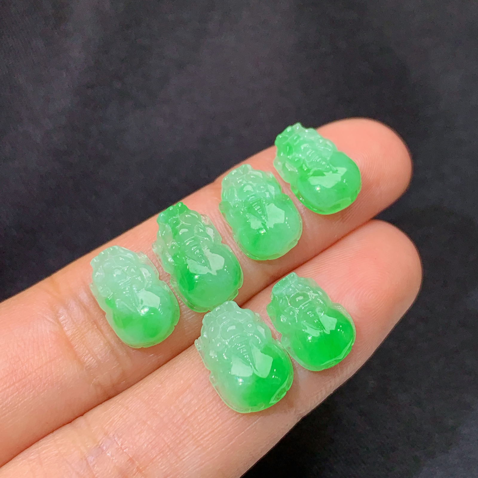 冰飘绿貔貅一手，镶嵌佳品，冰润细腻，种水足 Ht 尺寸10.3*7.2*3