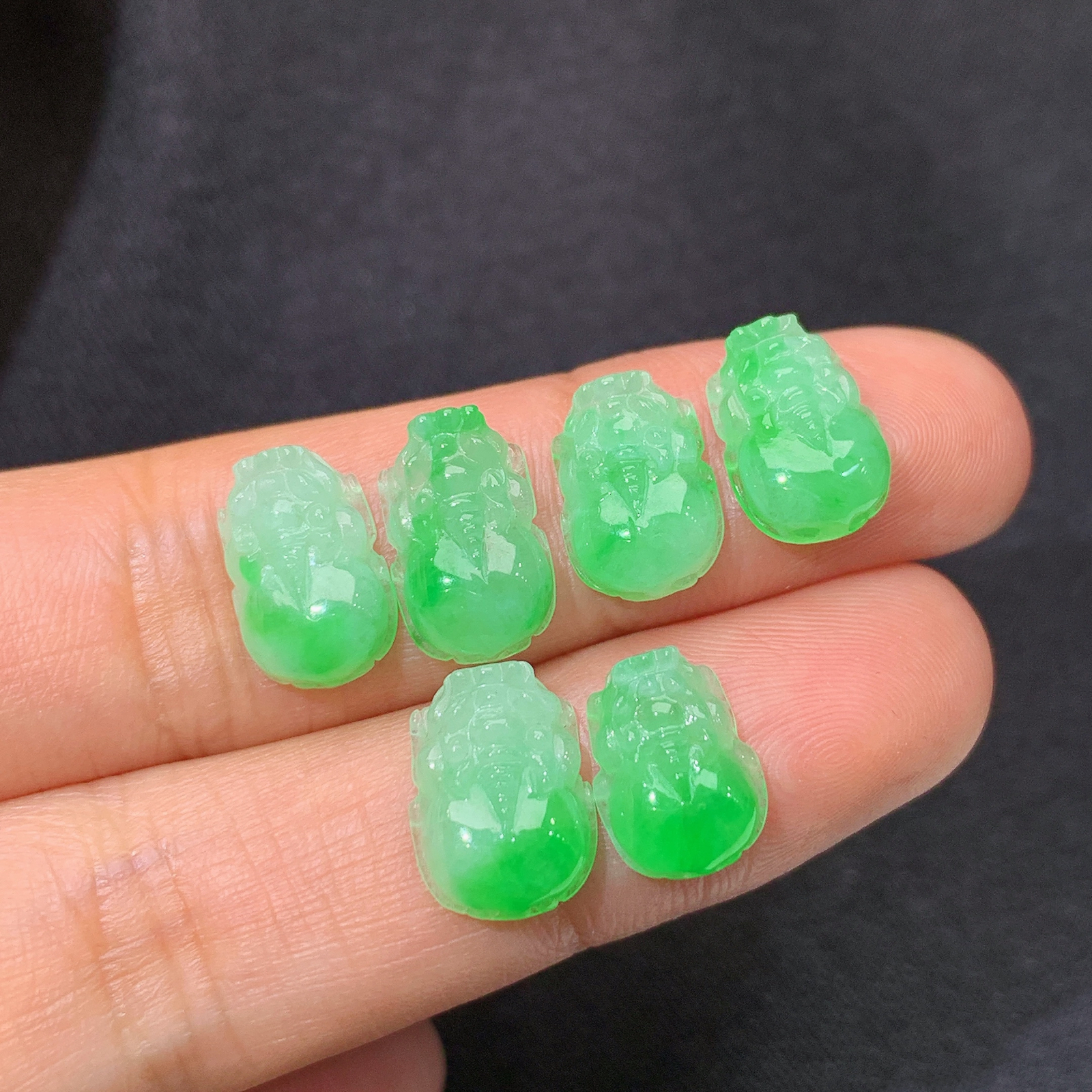 冰飘绿貔貅一手，镶嵌佳品，冰润细腻，种水足 Ht 尺寸10.3*7.2*3