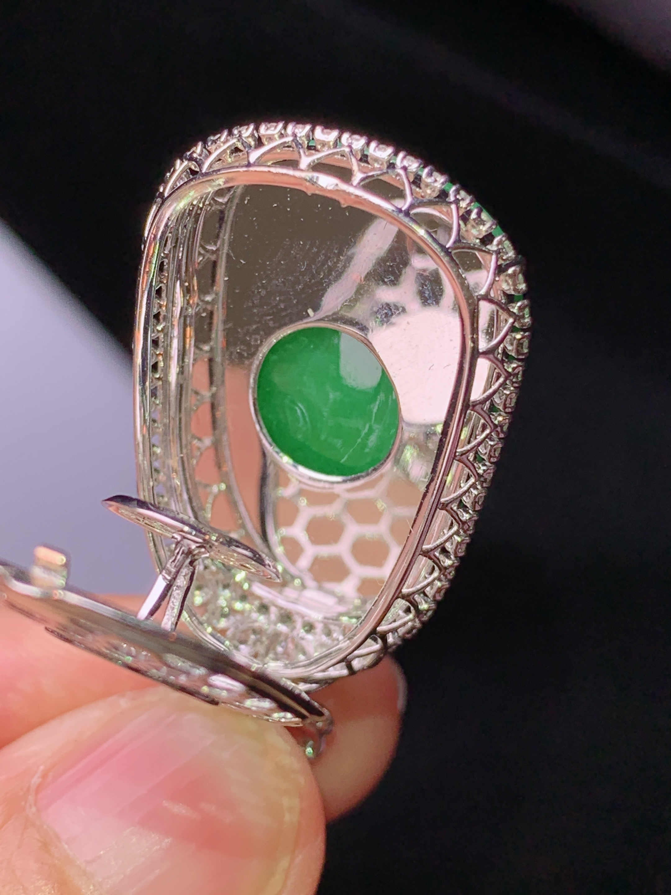 18k金钻镶嵌翠绿如意吊坠 玉质细腻 色泽艳丽清新 水润亮眼 整体尺寸38.5*20.5*9.8k1