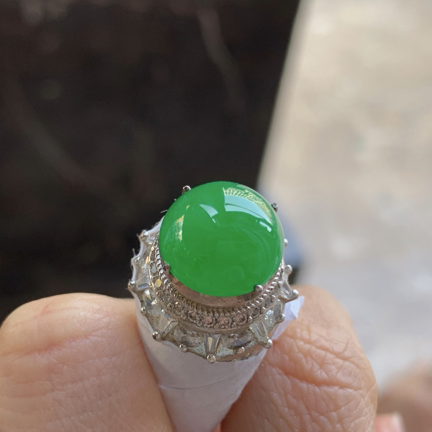 阳绿色戒面^_^鲜艳 玉质温润 饱满圆润
铜托