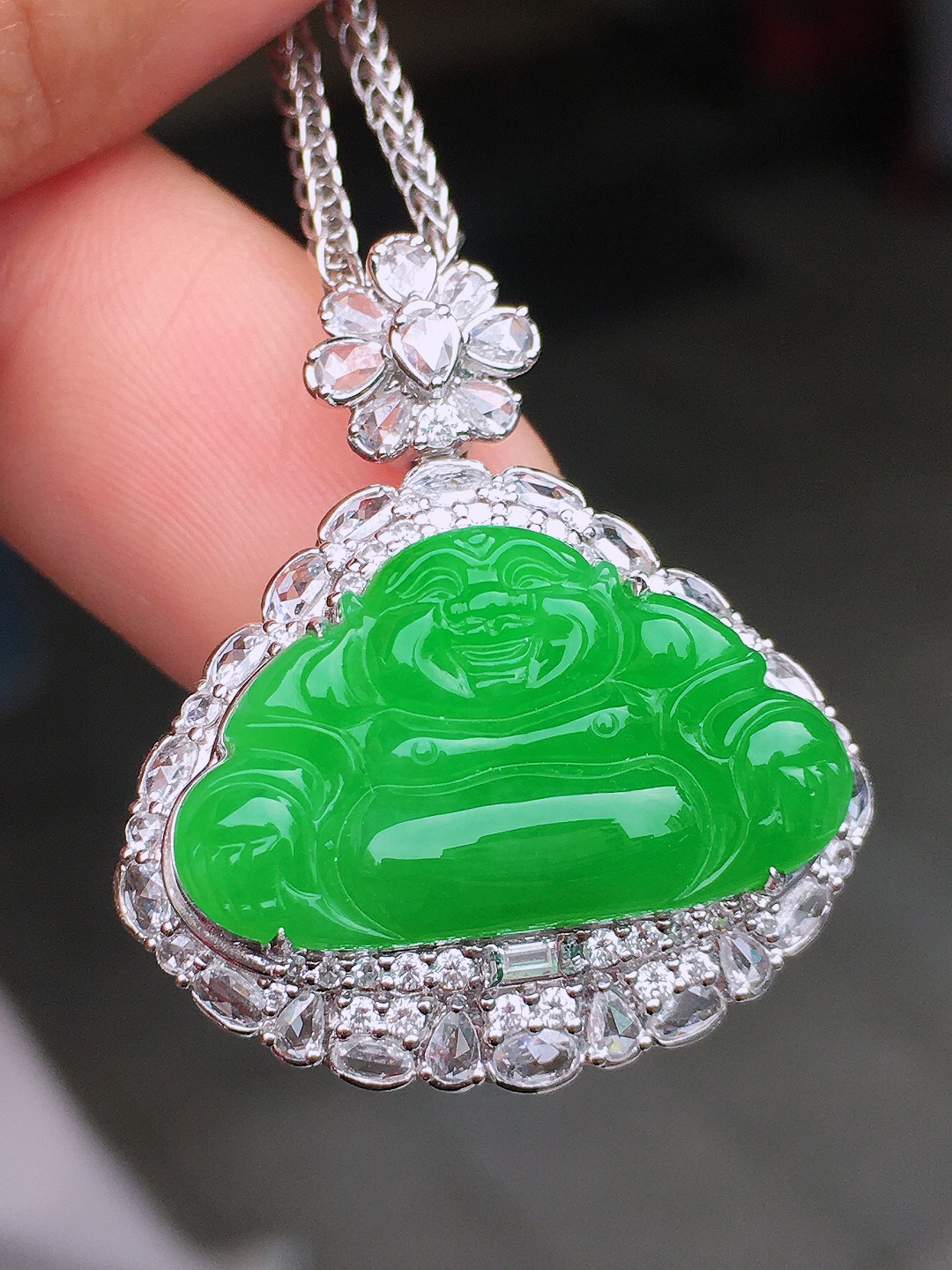 阳绿佛公吊坠，色泽均匀艳丽，玉质细腻，荧光感超
强，饱满圆润，尽显优雅气质，18k
金豪华镶嵌