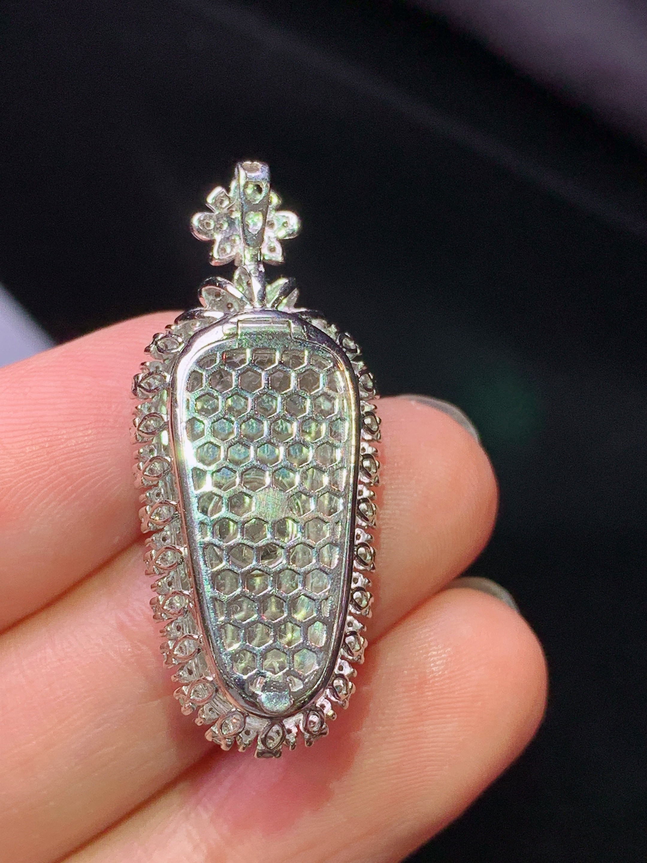 18k金钻镶嵌满绿树叶吊坠 玉质细腻 色泽艳丽清新 水润亮眼 整体尺寸34.6*14.6*8.8k1