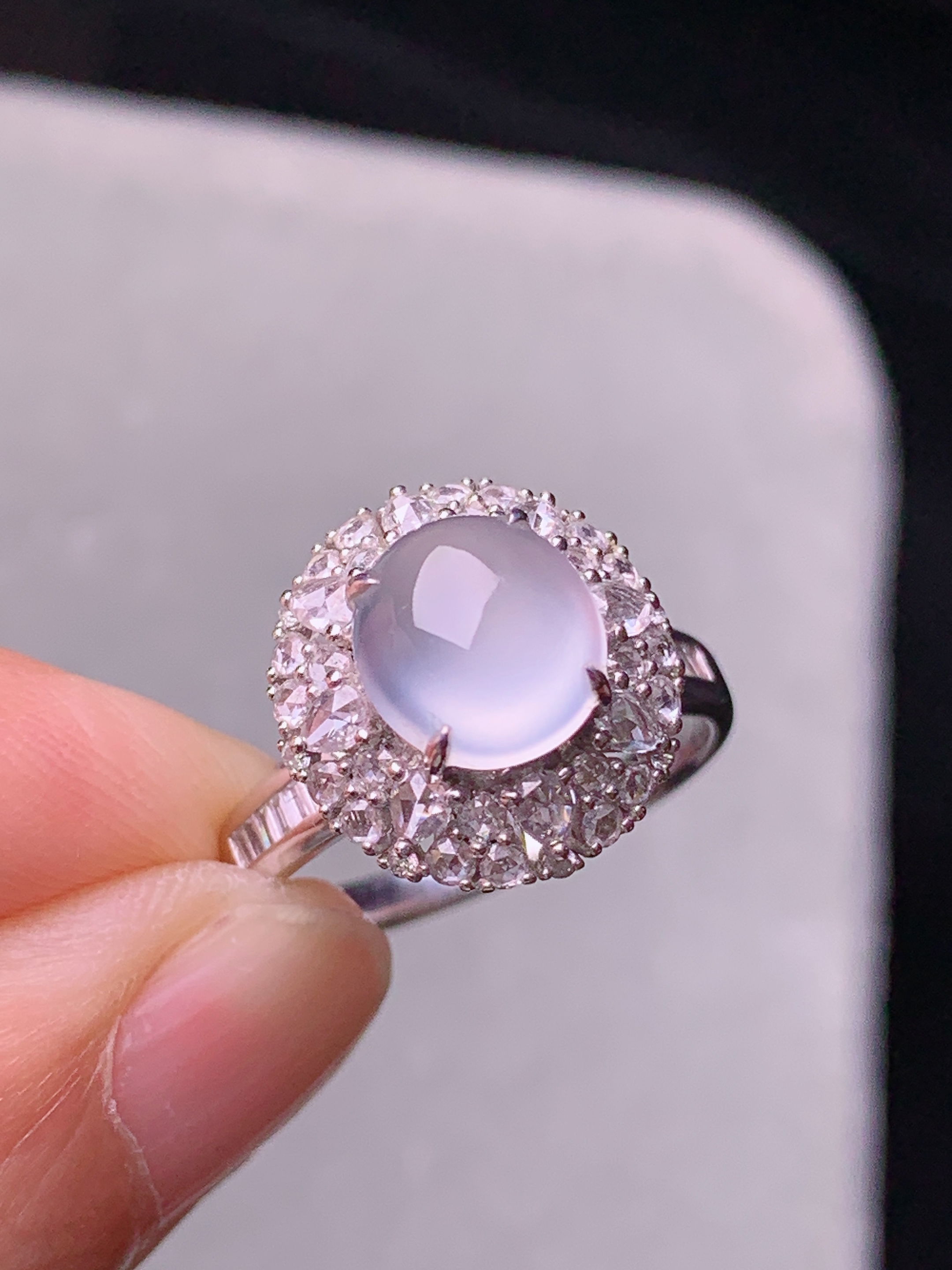 18k金钻镶嵌冰种蛋面戒指 玉质细腻 色泽艳丽清新 水润亮眼 圈口14.5 整体尺寸13.3*12.